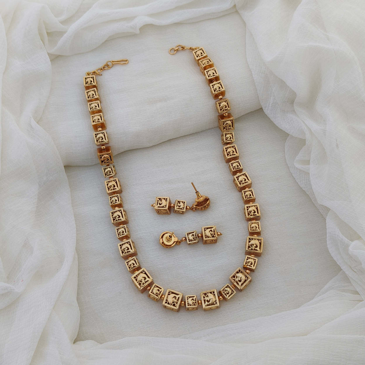 Women's Antique Gold Finish Copper Alloy Jewellery Set