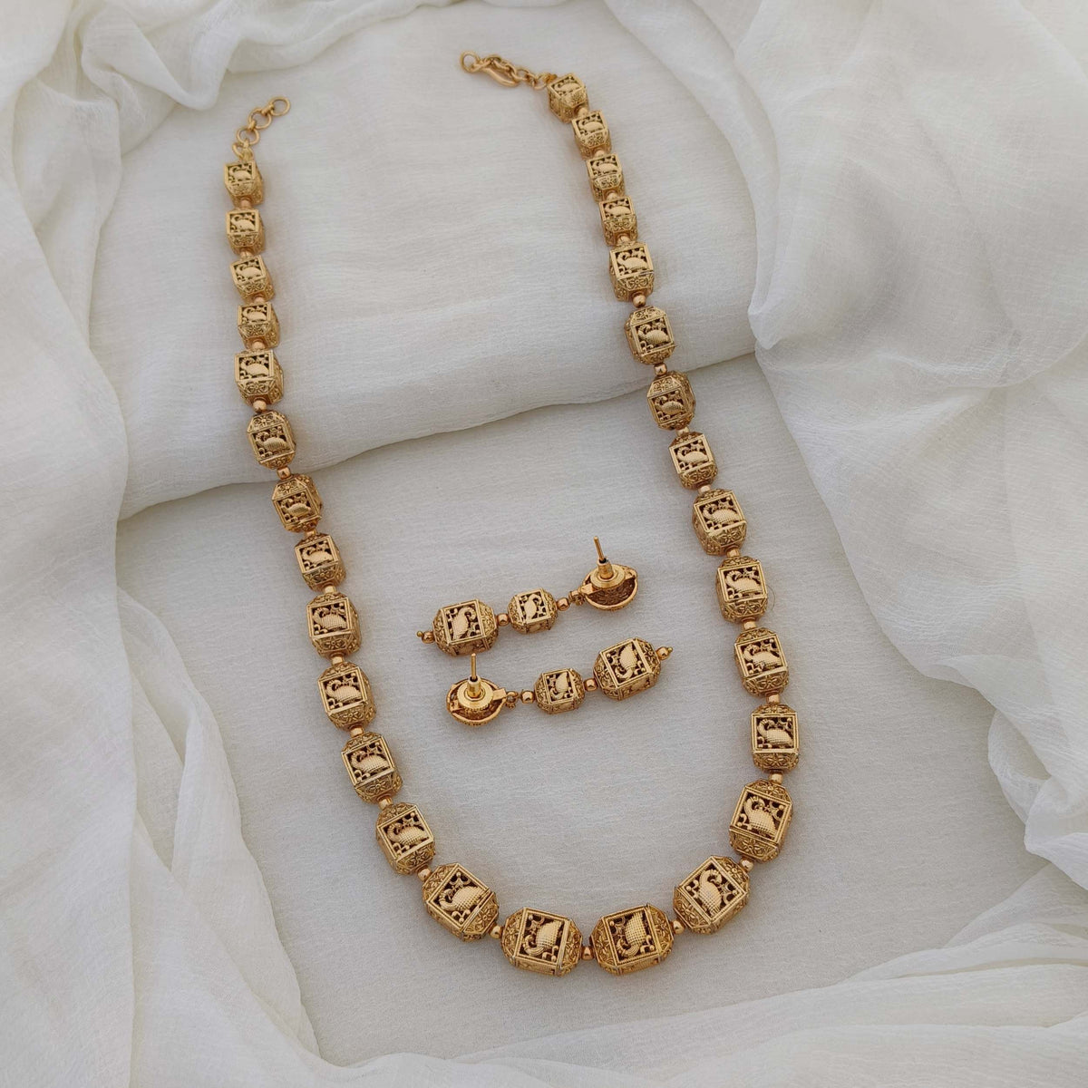 Women's Antique Gold Finish Copper Alloy Jewellery Set