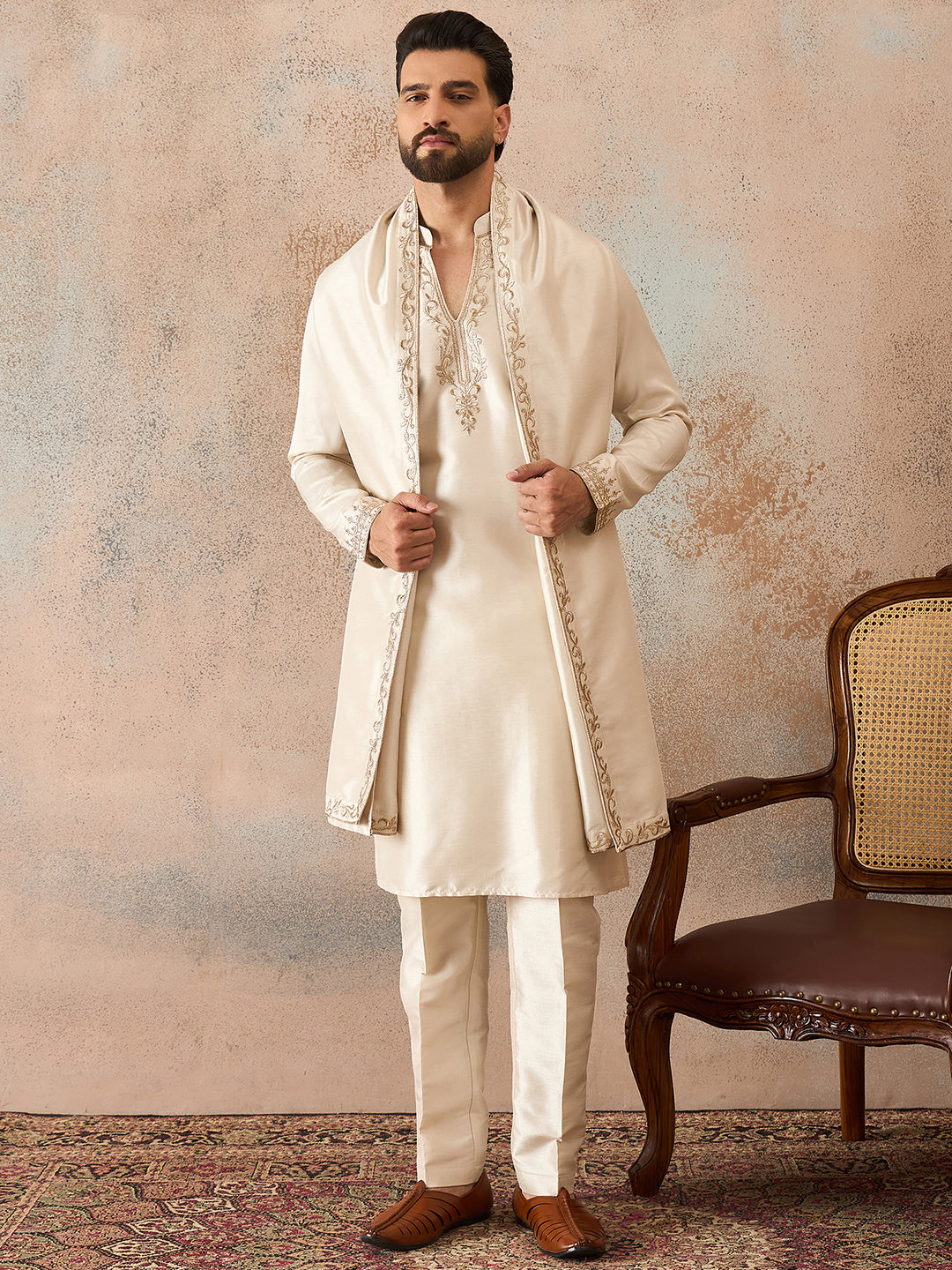 Men's Off White Silk Blend Solid Embroidered Kurta & Trouser With Dupatta