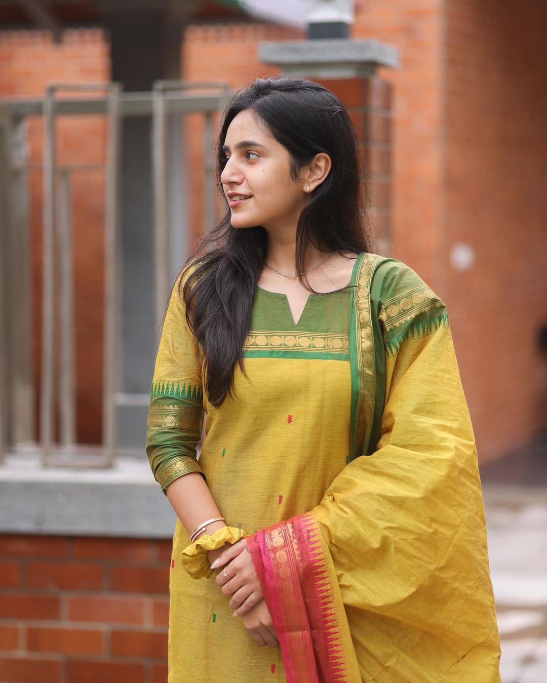 Women's Kanchi Cotton Kurta Set With Zari Dupatta, Hair Bow & Pearl Necklace