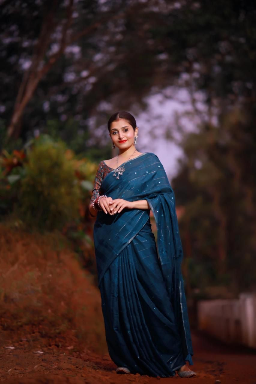 Women's Linen Saree With Mirror Work And Printed Heavy Blous