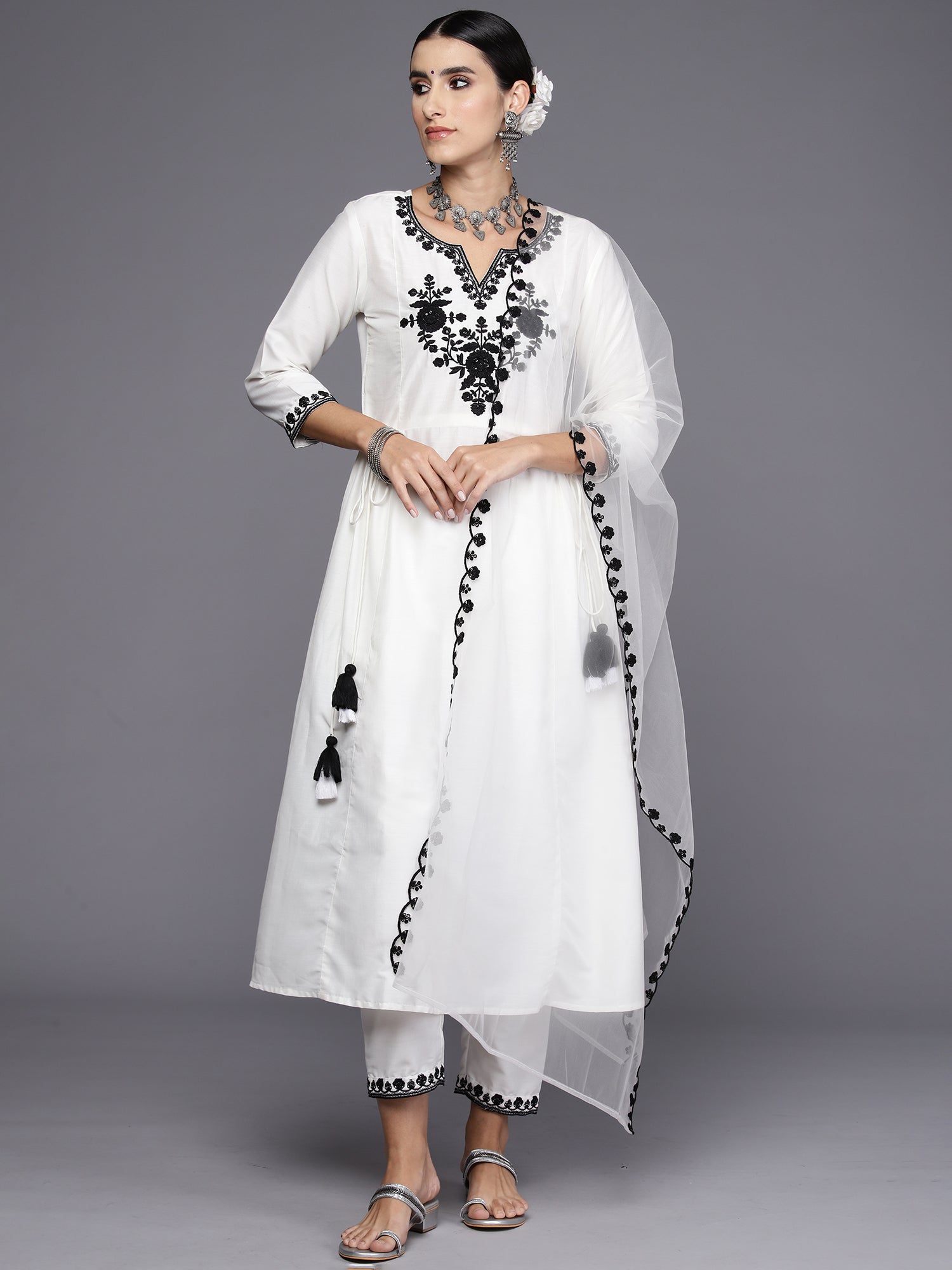 Women's White Silk Blend Kurta Set - Taantav