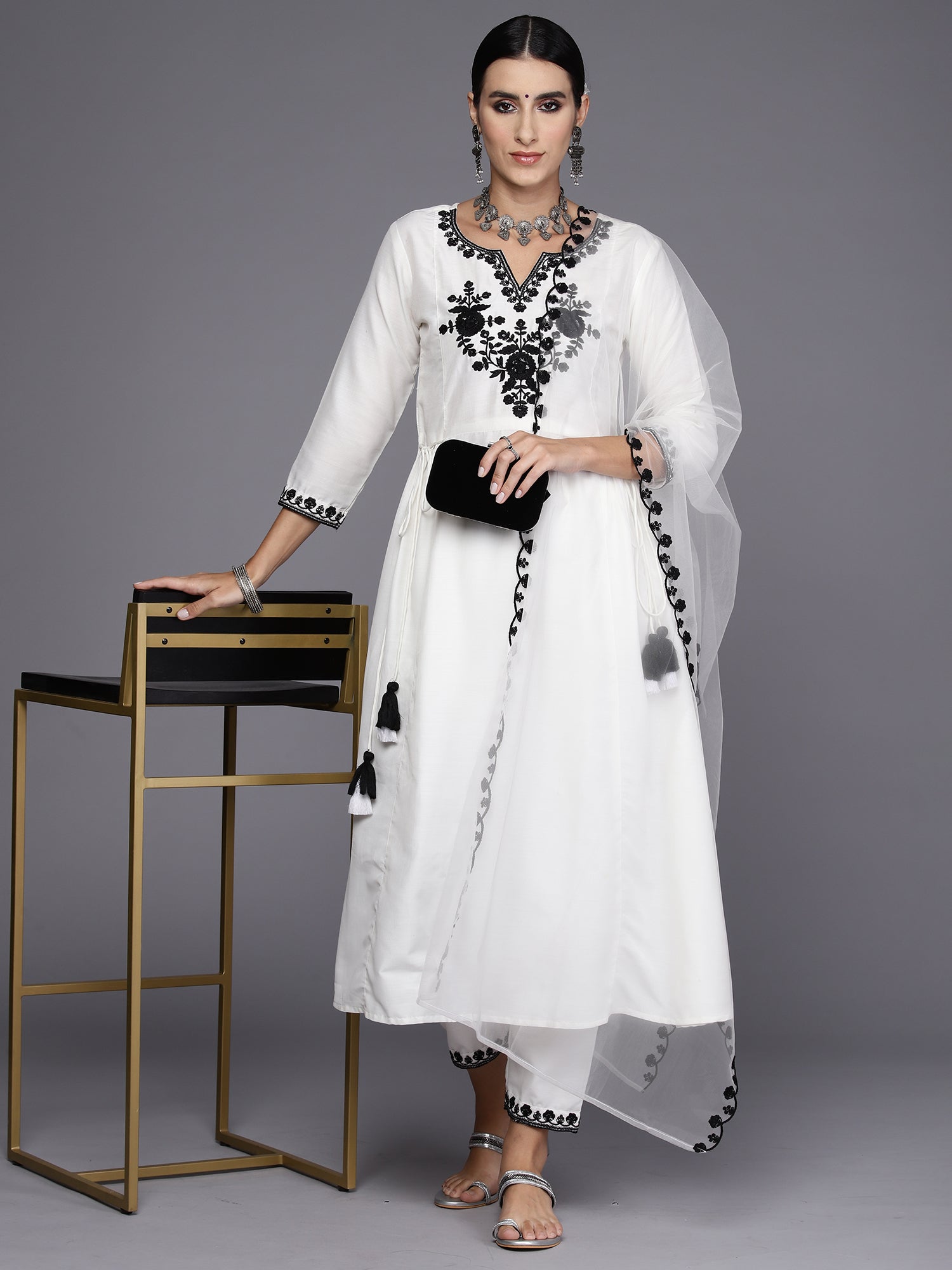 Women's White Silk Blend Kurta Set - Taantav