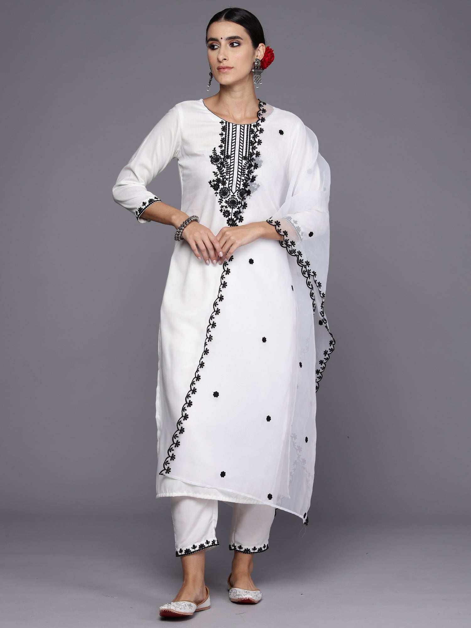 Women's White Silk Blend Kurta Set - Taantav