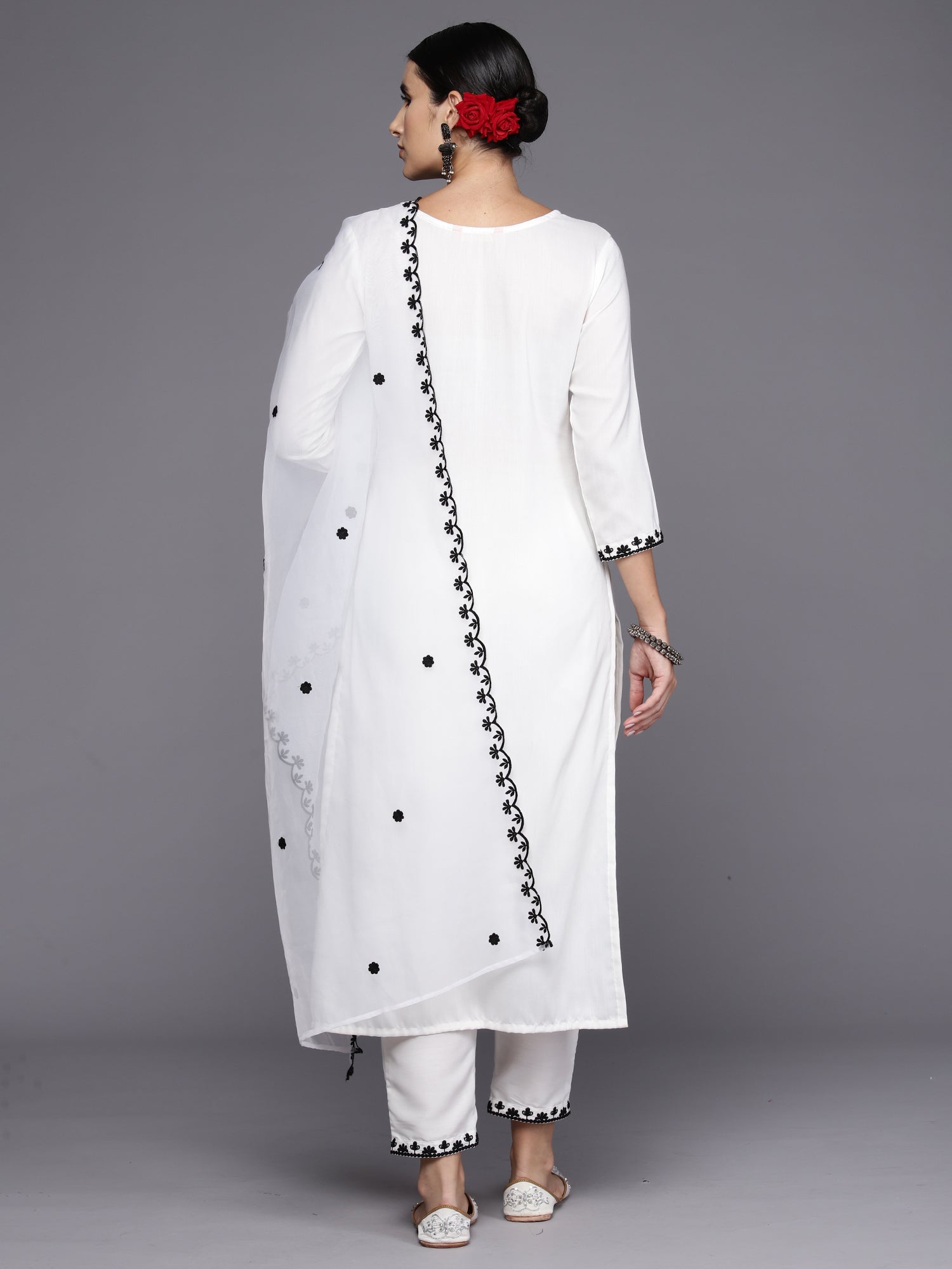 Women's White Silk Blend Kurta Set - Taantav