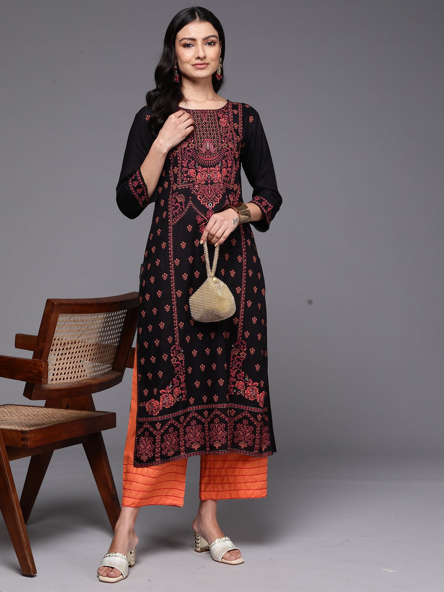 Women's Black Viscose Rayon Kurta - Taantav