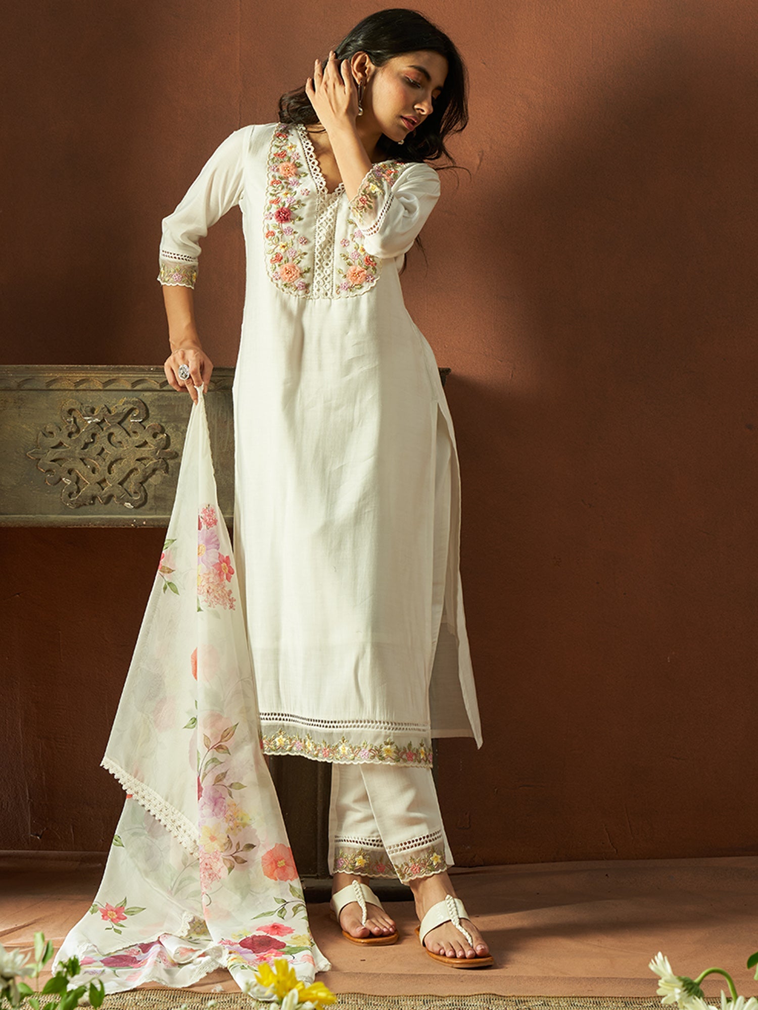 Women's White Silk Blend Kurta Set - Taantav