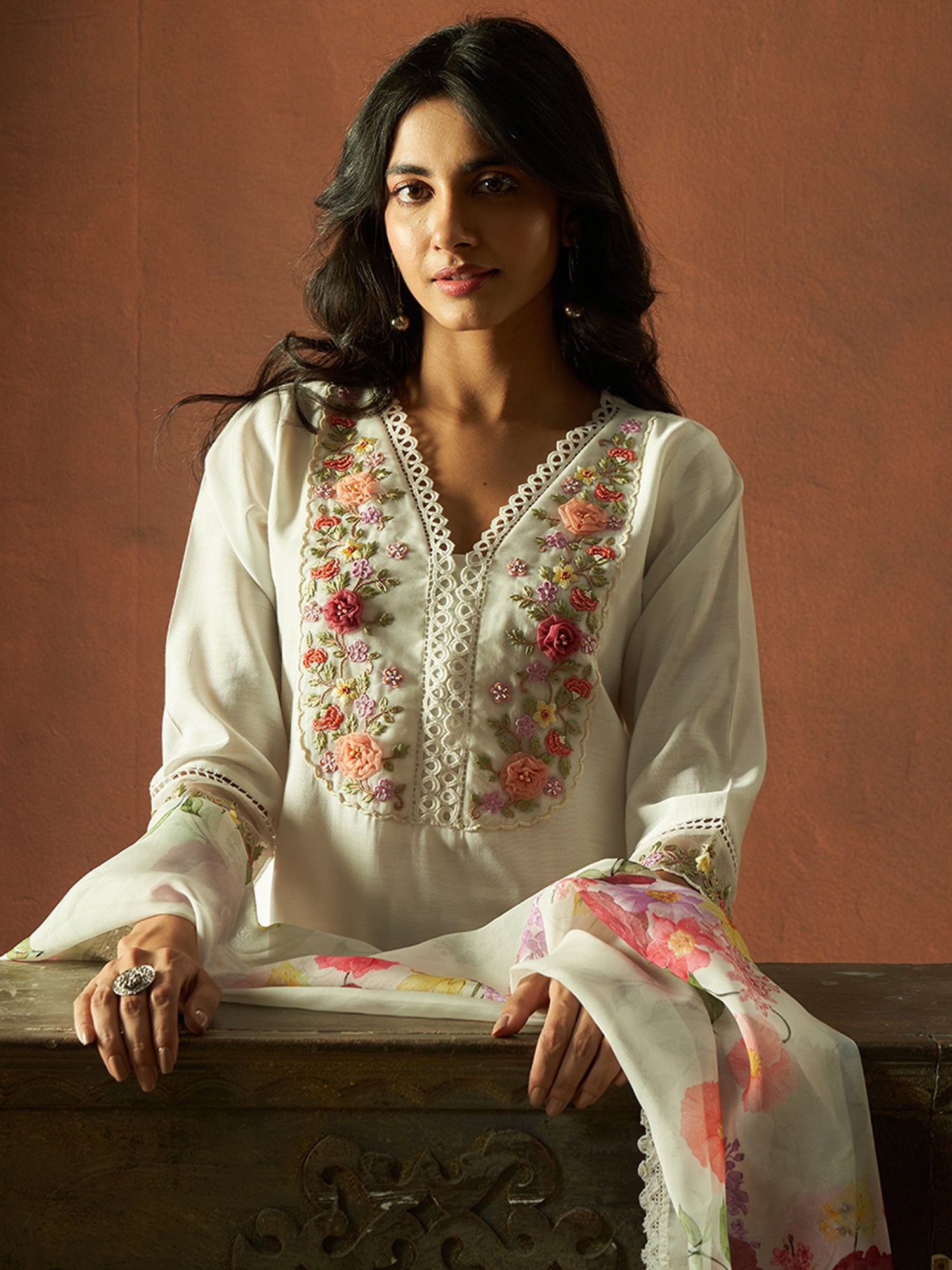 Women's White Silk Blend Kurta Set - Taantav