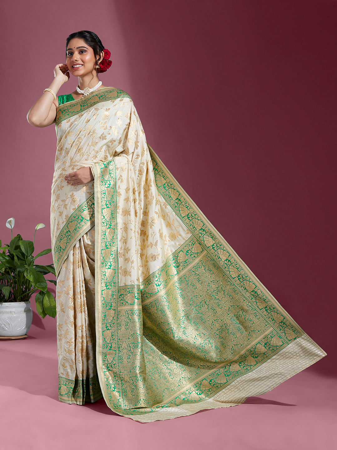 Women's Green With Gold Toned Silk Blend Paisley Zari With Beautiful Ethnic Motifs Banarasi Saree - Royal Dwells