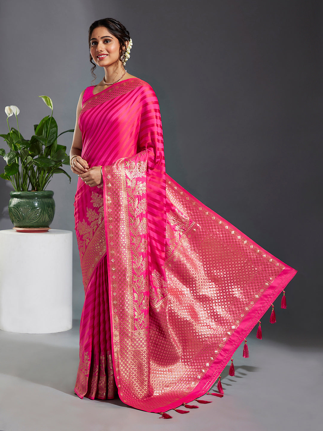 Women's Pink With Gold Toned Silk Blend Paisley Zari With Beautiful Ethnic Motifs Banarasi Saree - Royal Dwells
