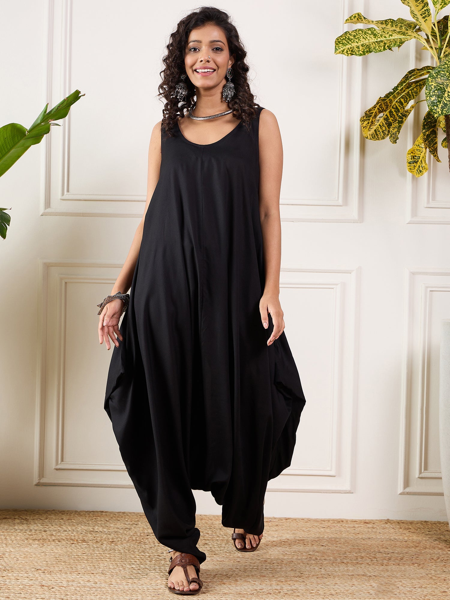 Women's Black Round Sleeveless Jumpsuit - InWeave