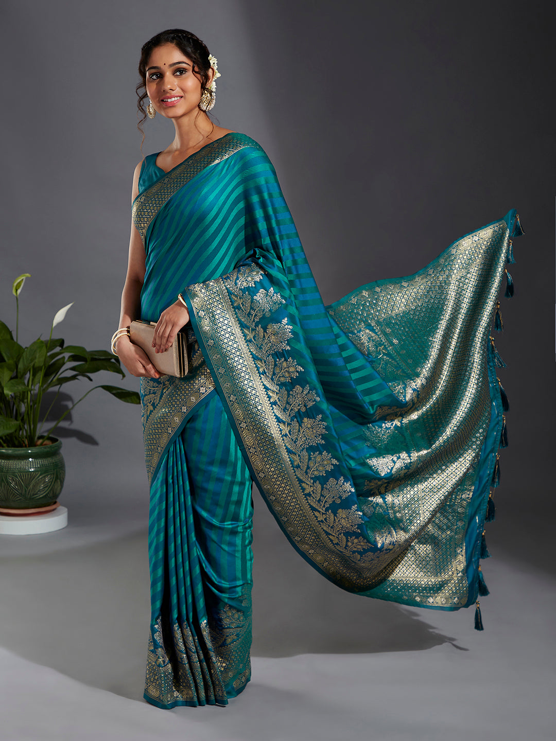Women's Teal With Gold Toned Silk Blend Paisley Zari With Beautiful Ethnic Motifs Banarasi Saree - Royal Dwells