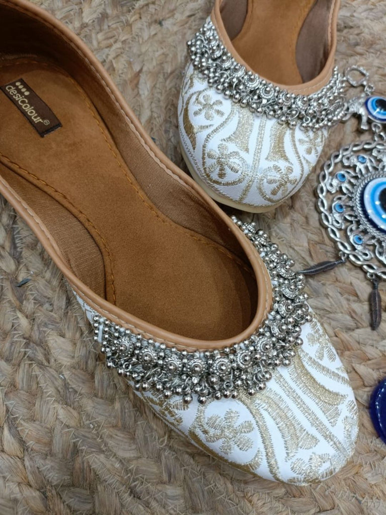 Women's Offwhite Embellished  Indian Ethnic Comfort Footwear