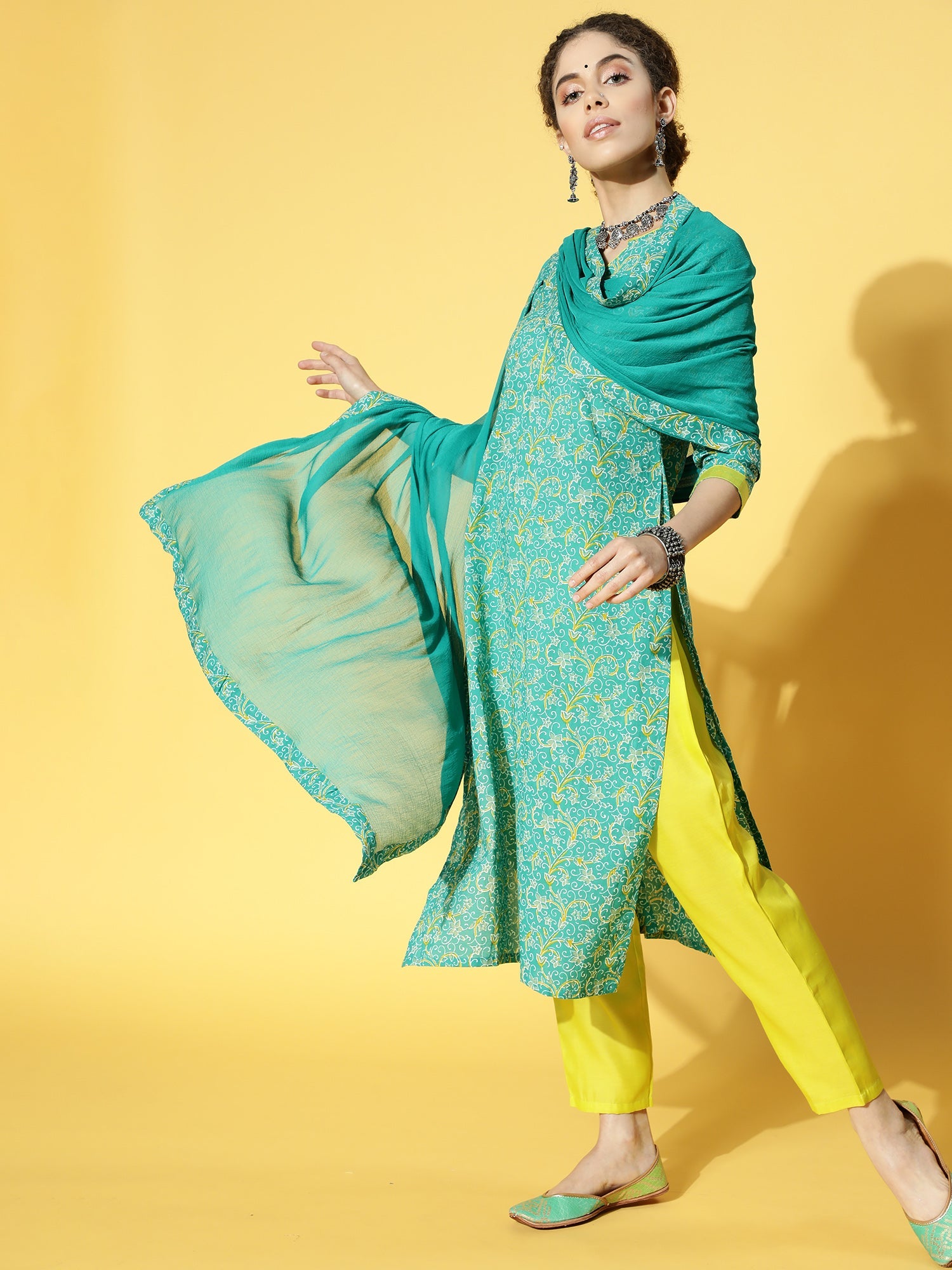 Women's Green Cotton Blend Kurta Set - Taantav