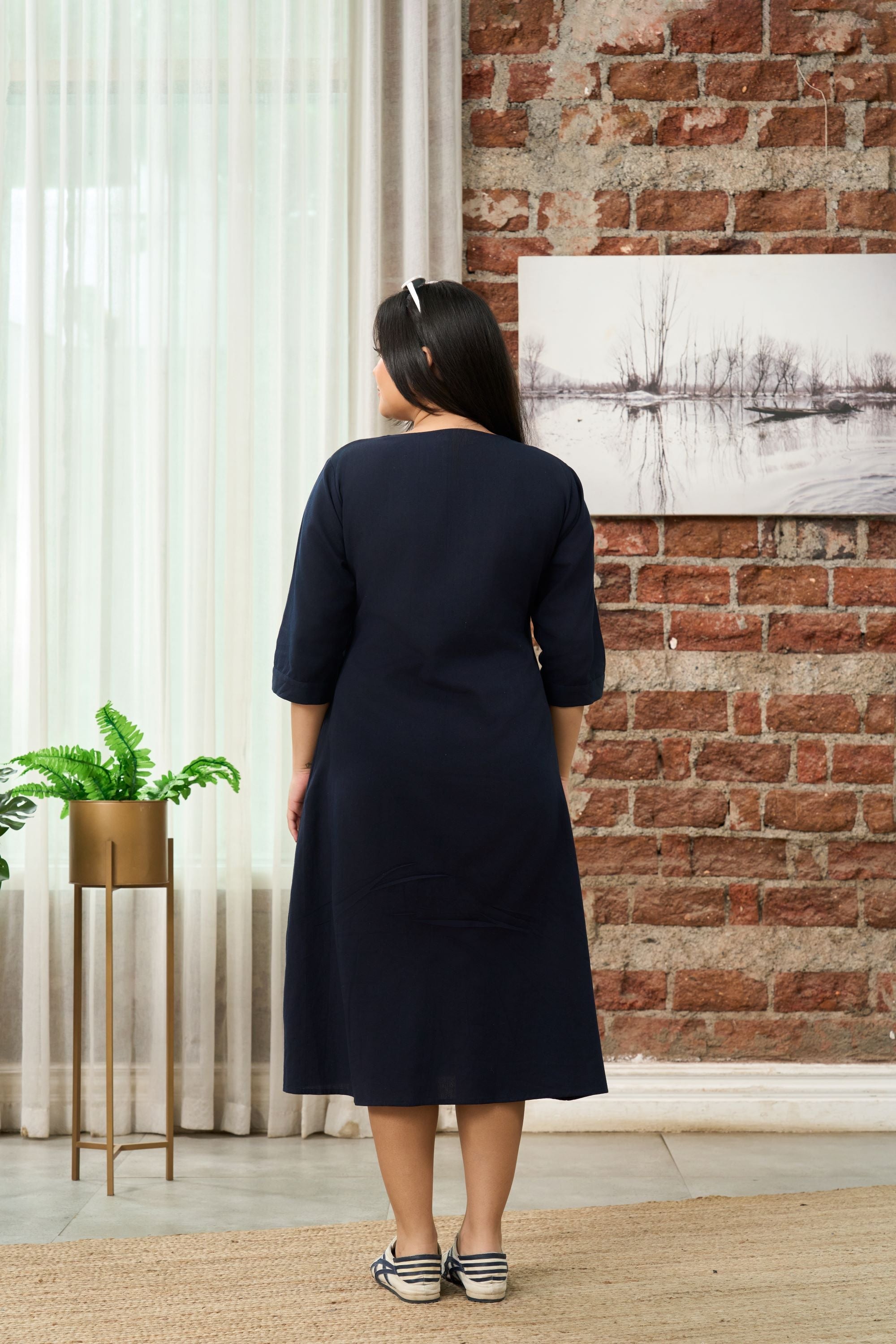 Women's Navy Blue V-Neck Linen Midi Dress With Gathered Waist - Nangalia Ruchira