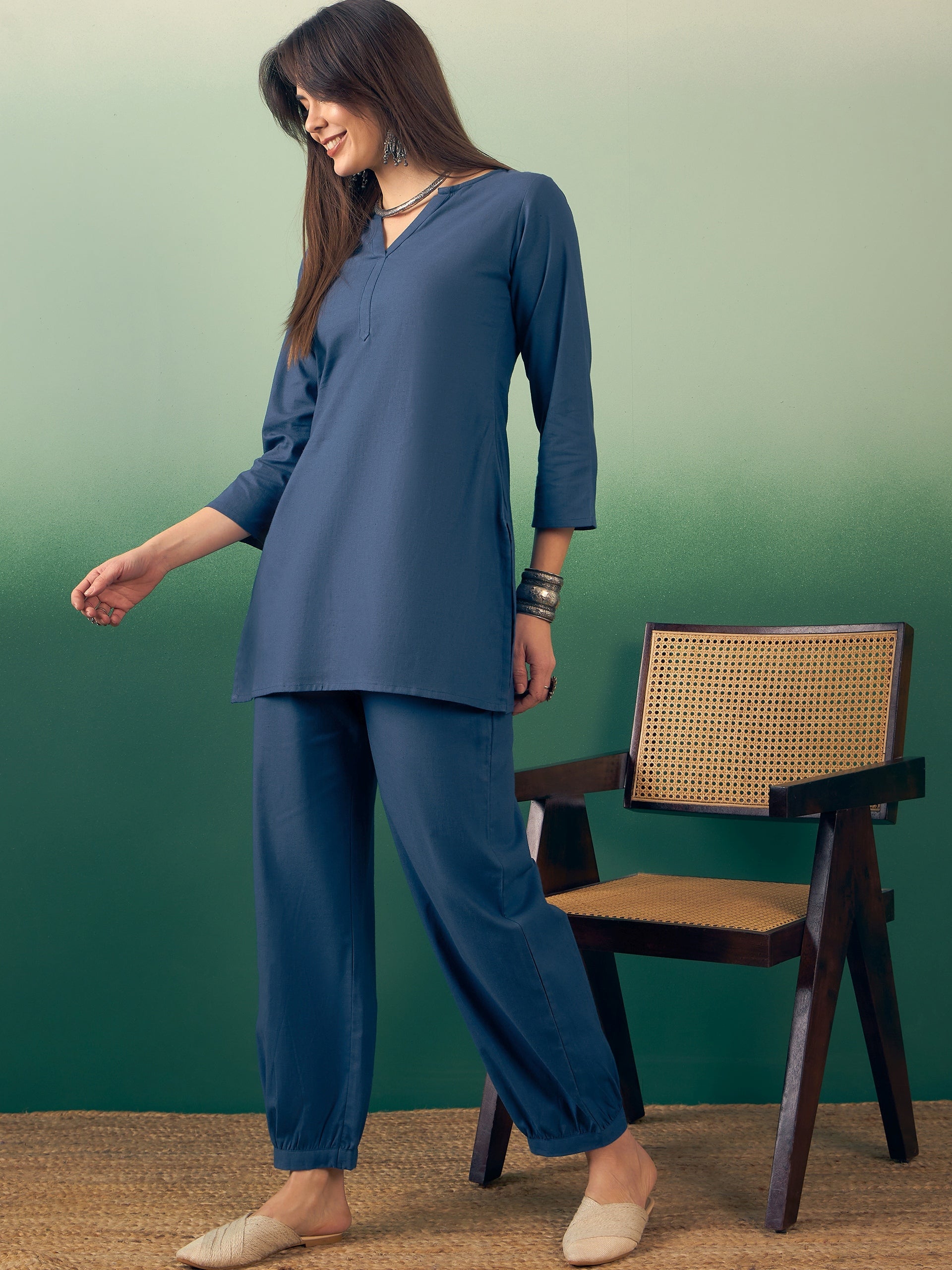 Women's Midnight Blue Solid V Neck Short Kurta Pant Set - InWeave