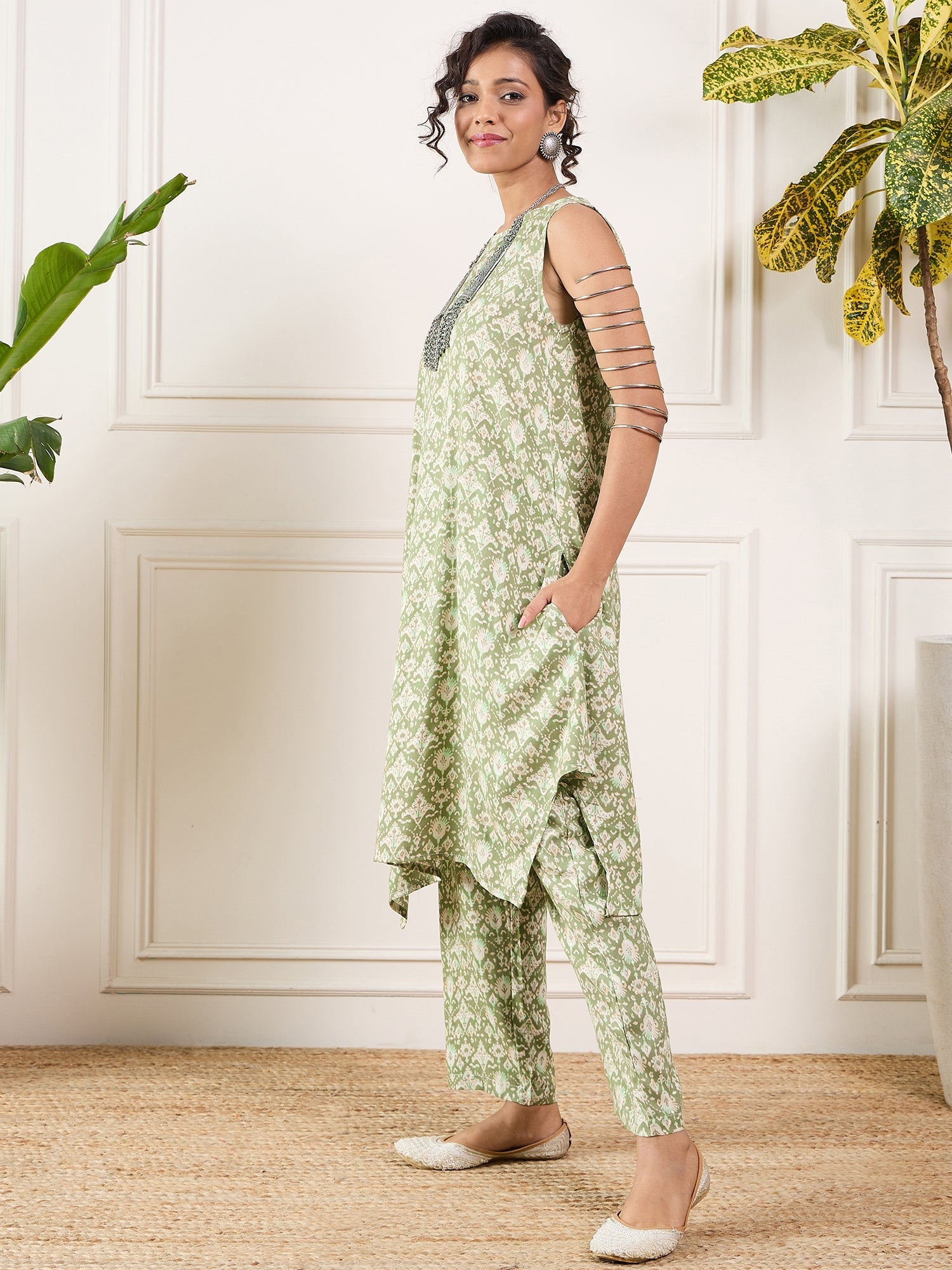 Women's Apple Green Ikkat Print Foil Round Neck Kurta Pant Set - InWeave