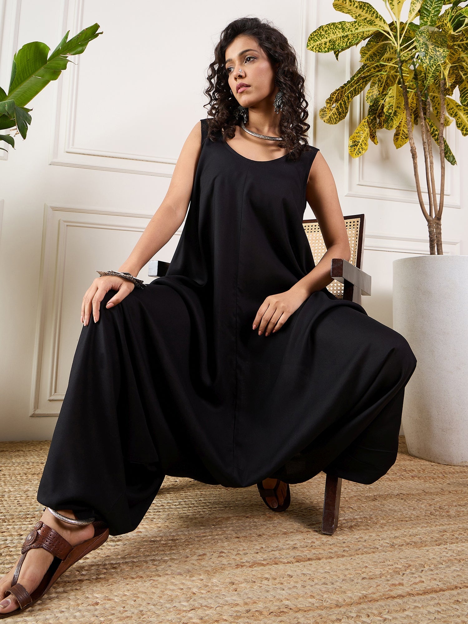 Women's Black Round Sleeveless Jumpsuit - InWeave