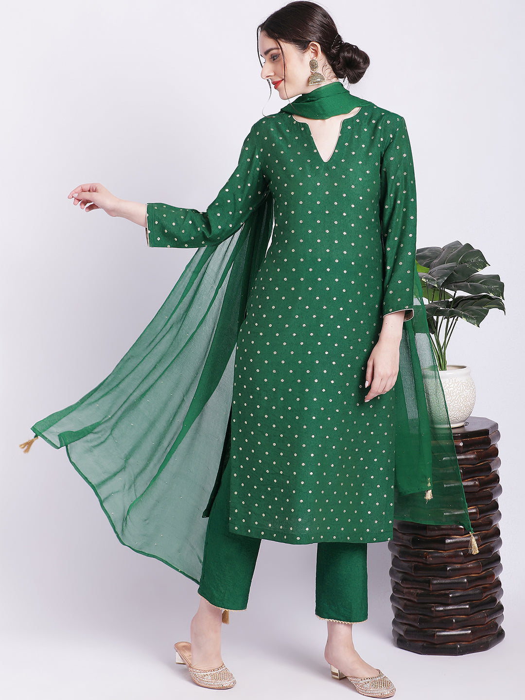 Women's Ethnic Green Banarasi Straight Kurti With Straight Pants And Mokaish Dupatta