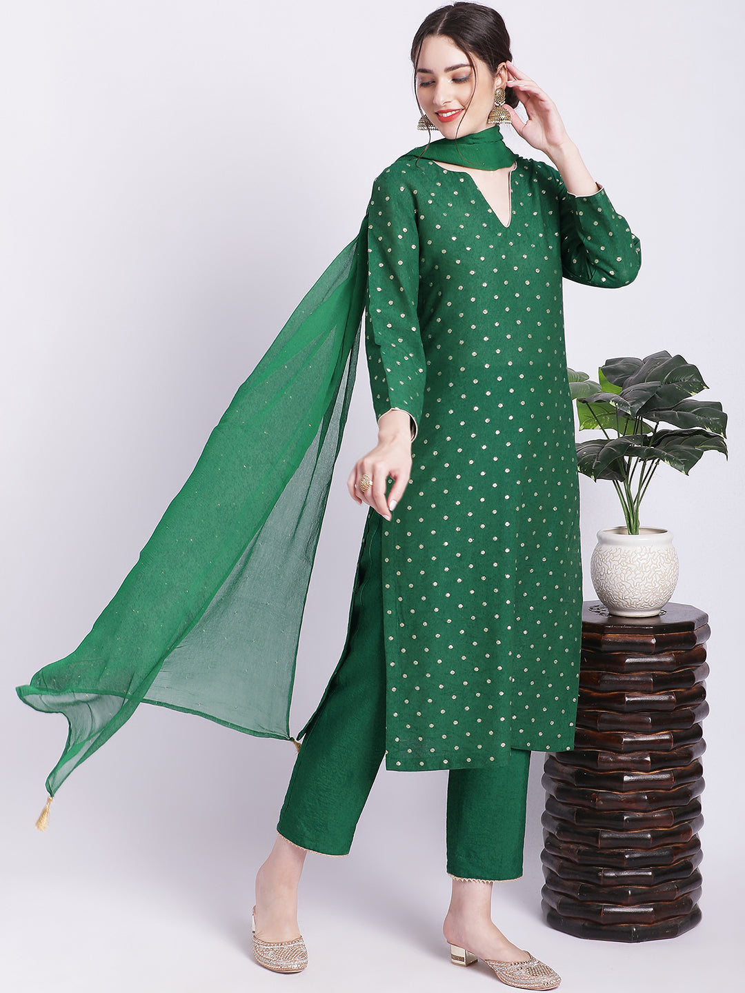Women's Ethnic Green Banarasi Straight Kurti With Straight Pants And Mokaish Dupatta