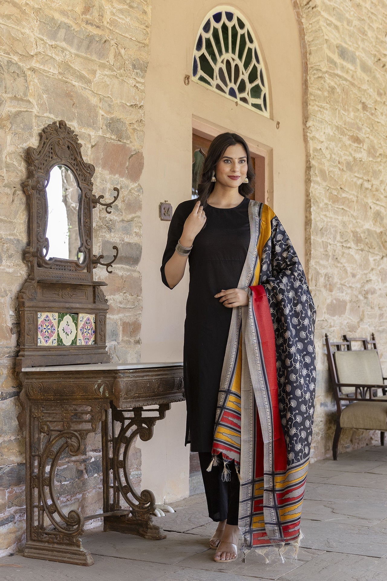 Women's Black kurta with trouser and printed dupatta - Taantav