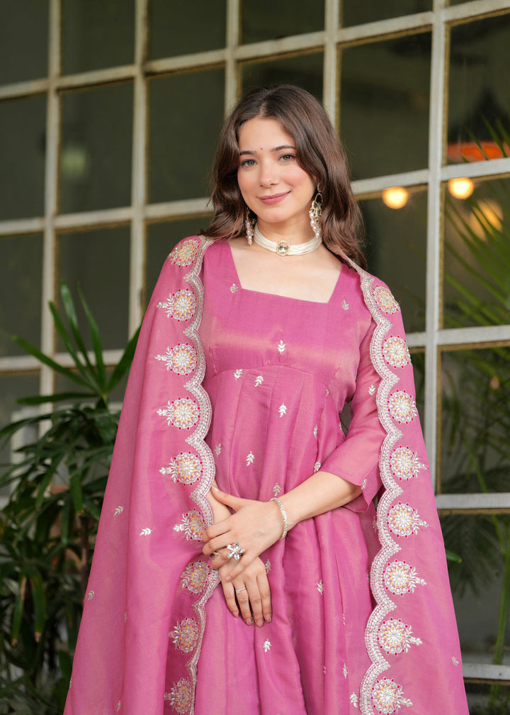 Women's Pink Smart And Ethnic Readymade Kurta Set For Casual And Formal Looks