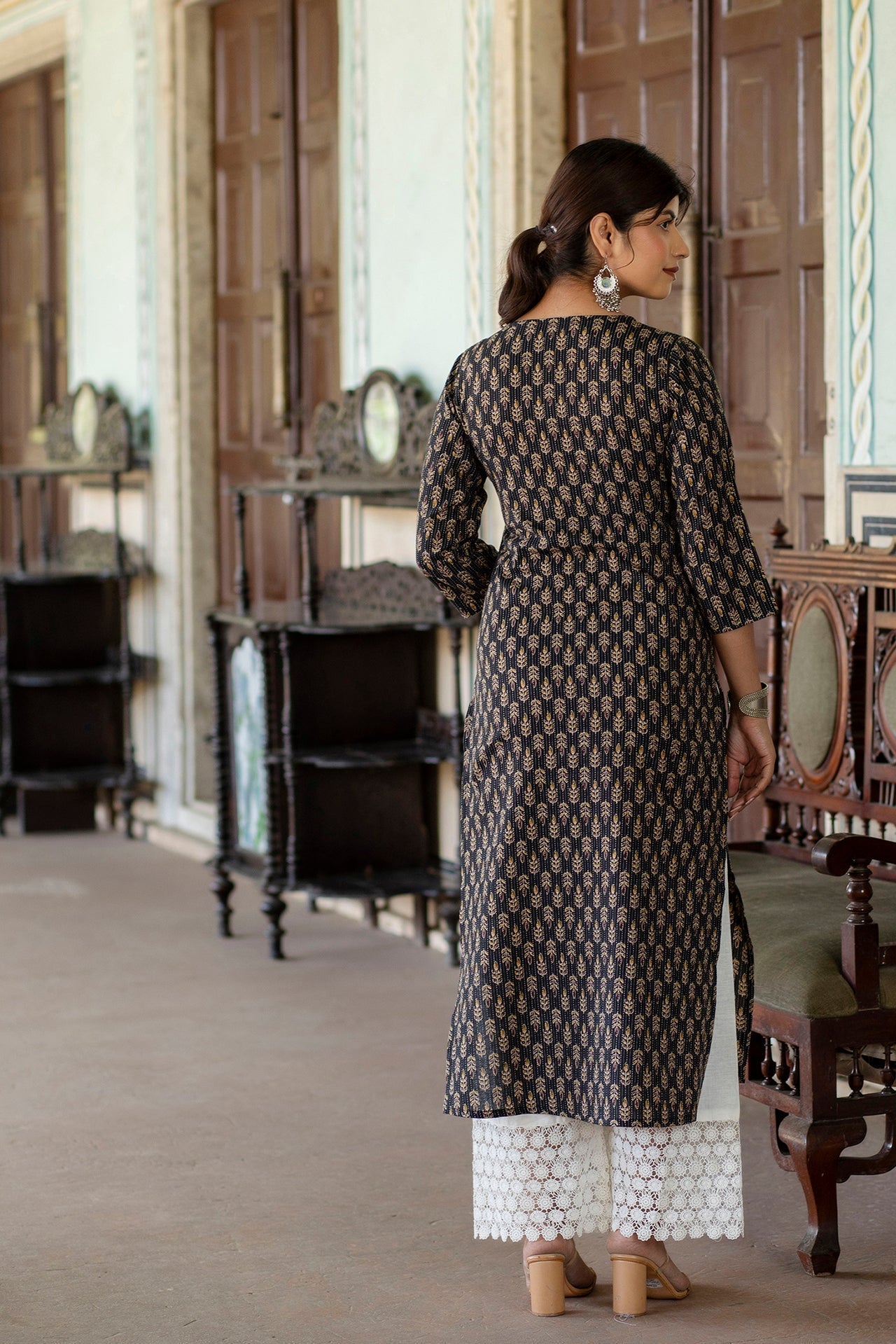 Women's Black Ethnic Printed Straight Kurta with Three Quarter Sleeves - Taantav