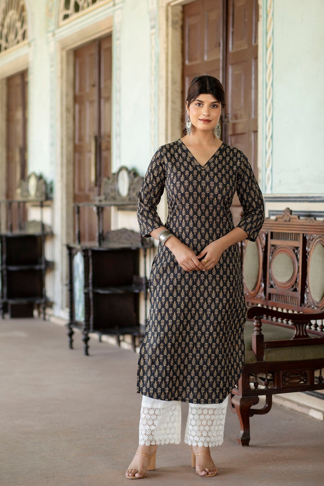 Women's Black Ethnic Printed Straight Kurta with Three Quarter Sleeves - Taantav