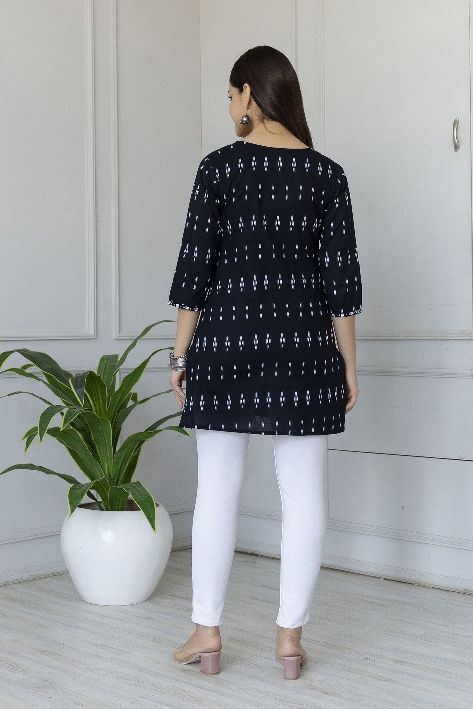 Women's Black Straight Tunic With Embroidered Neck - Taantav