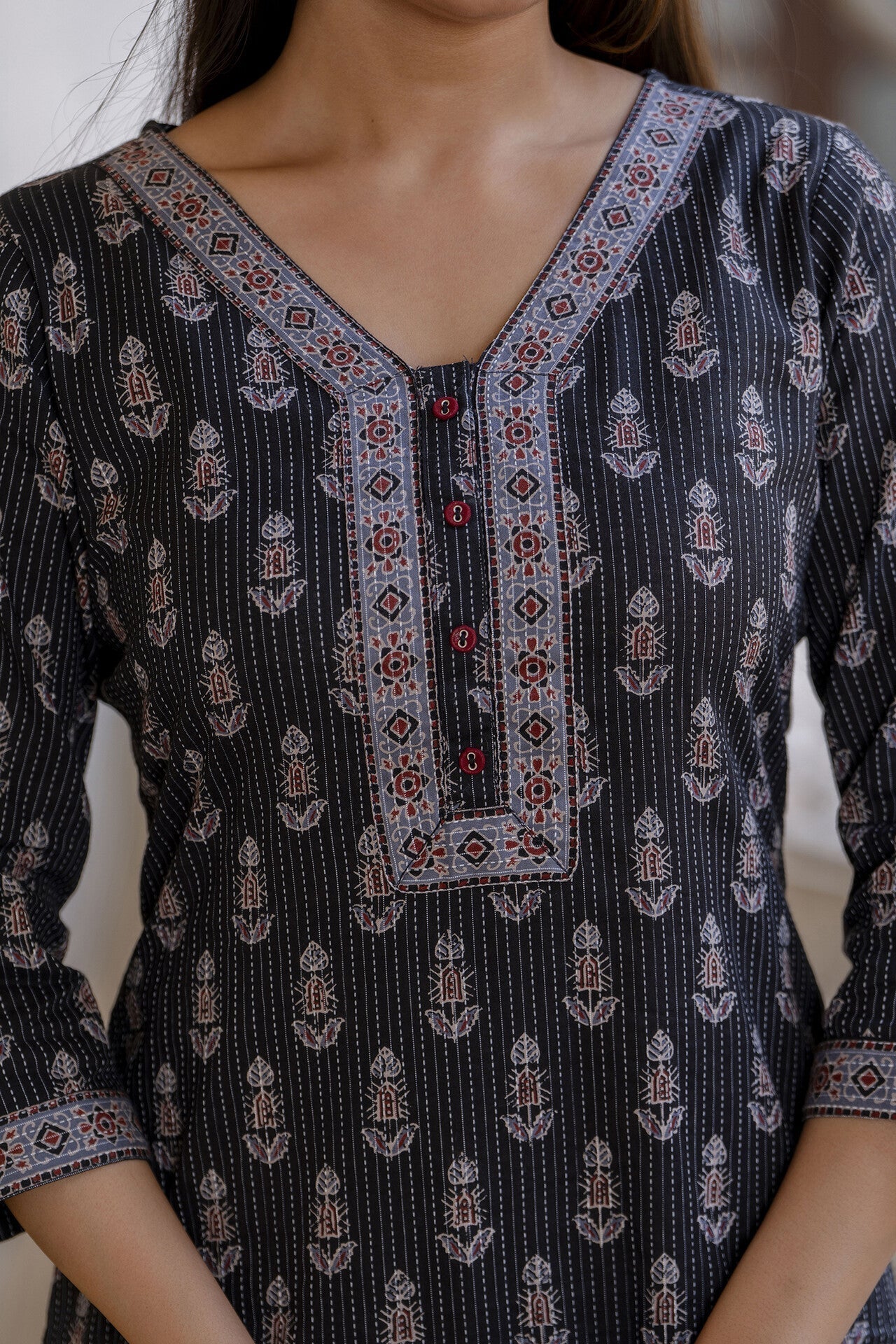 Women's Black Printed Straight Kurta with Three Quarter Sleeves - Taantav