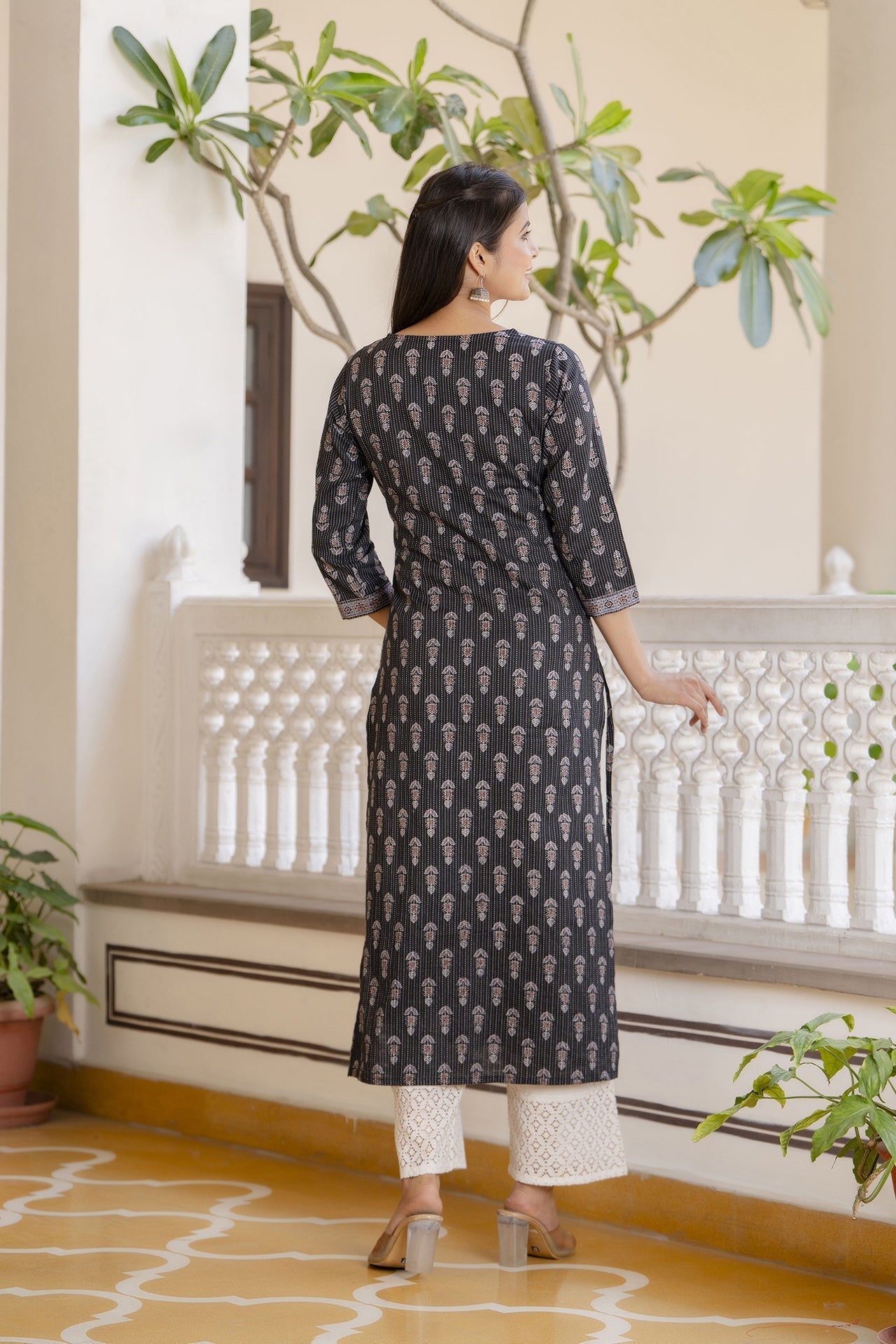 Women's Black Printed Straight Kurta with Three Quarter Sleeves - Taantav