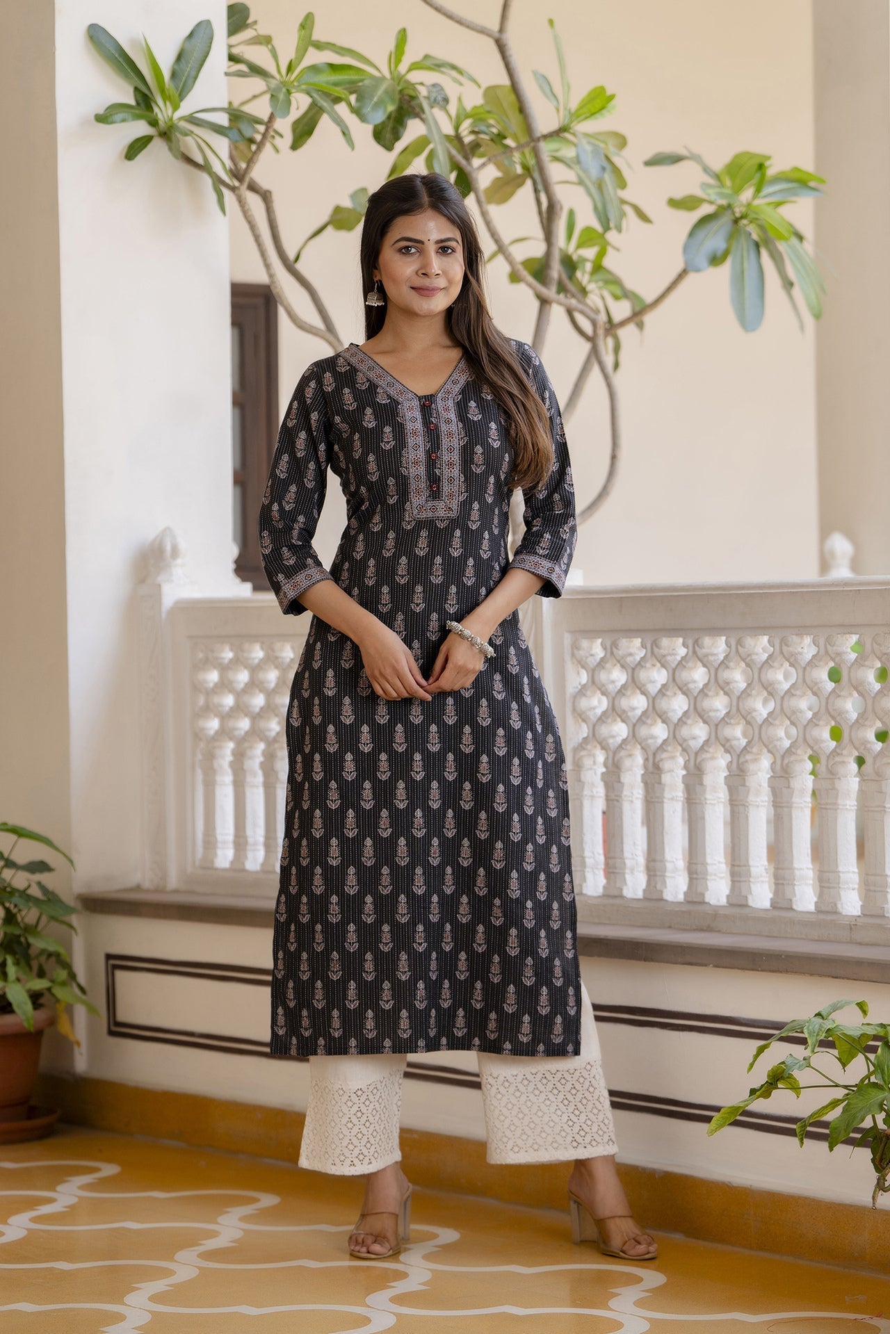 Women's Black Printed Straight Kurta with Three Quarter Sleeves - Taantav