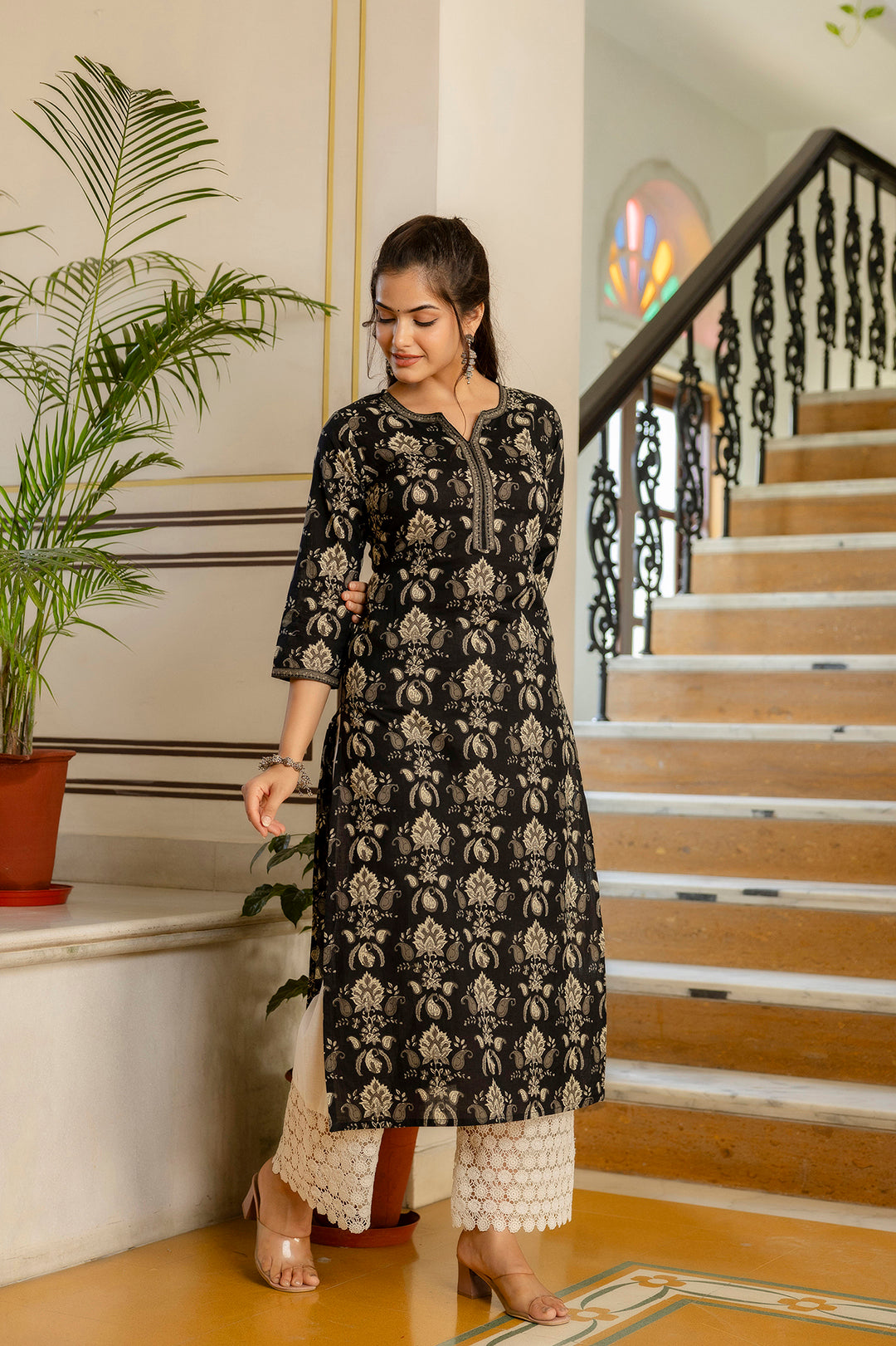 Women's Black Printed Straight Kurta with Three Quarter Sleeves - Taantav