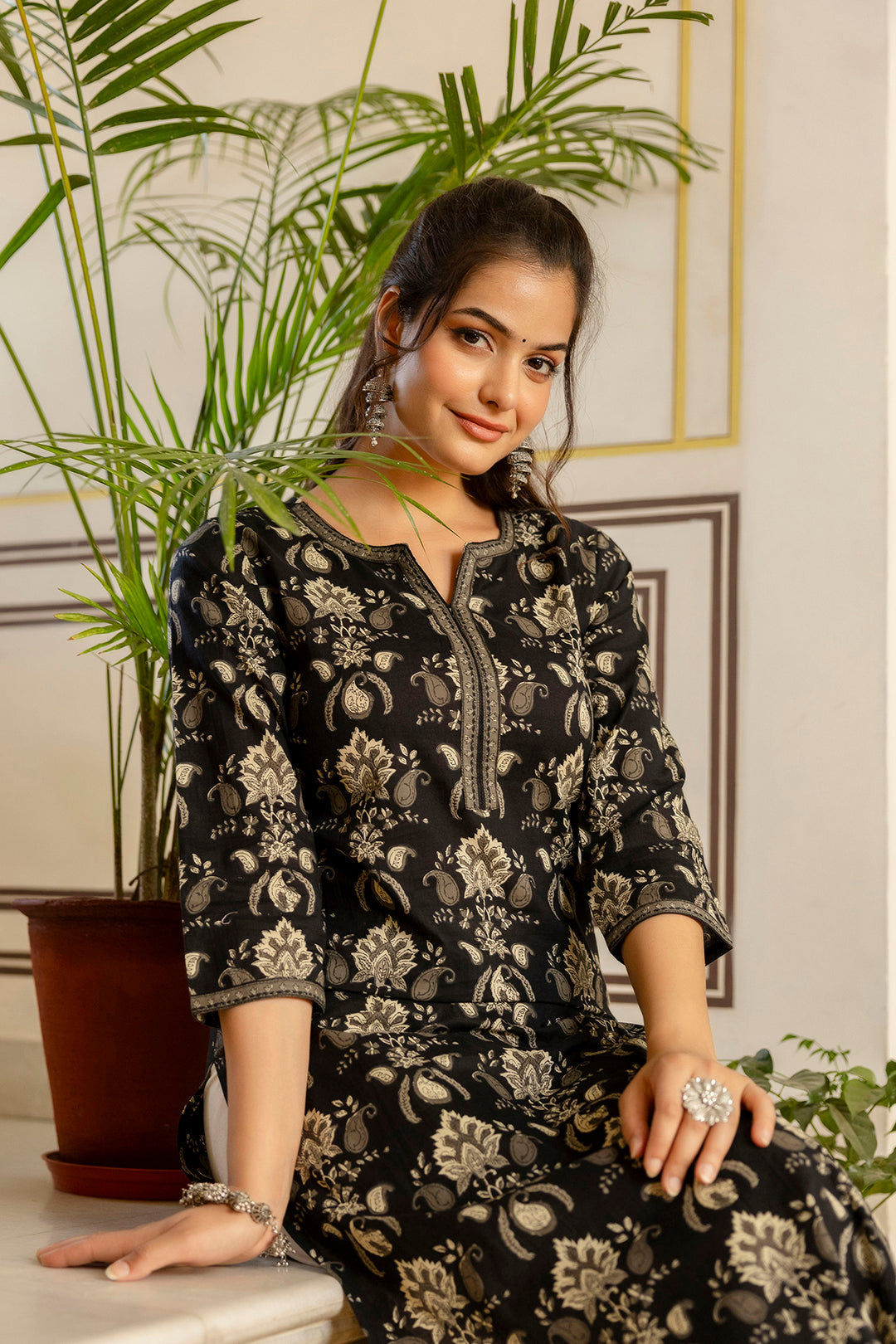 Women's Black Printed Straight Kurta with Three Quarter Sleeves - Taantav