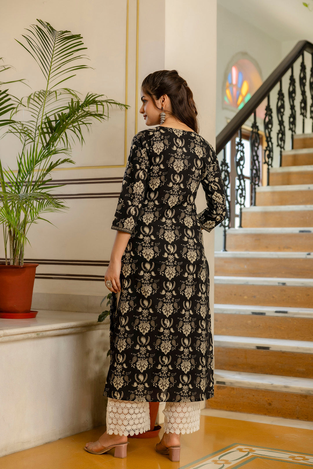 Women's Black Printed Straight Kurta with Three Quarter Sleeves - Taantav