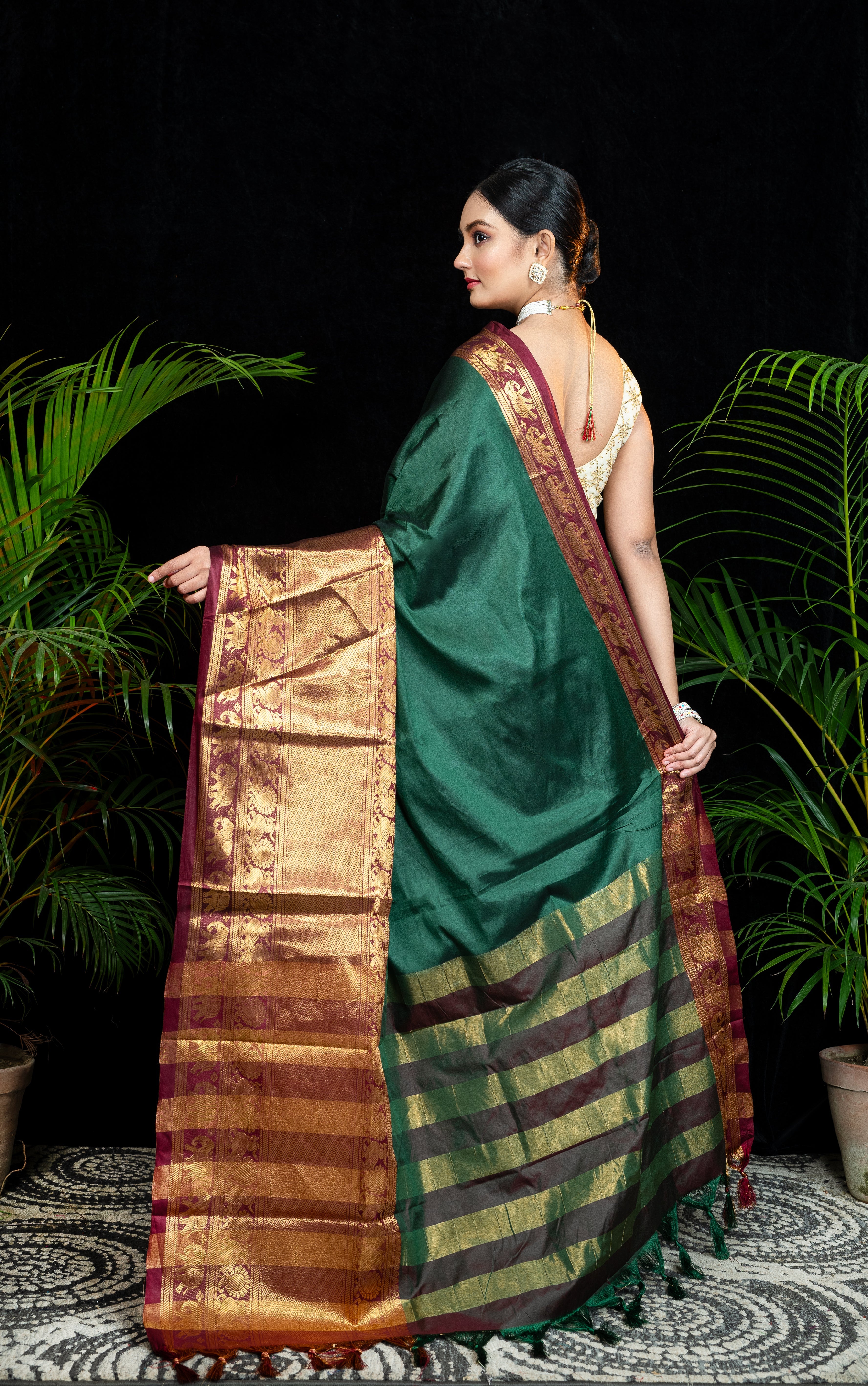 Women's Green Soft Silk Saree With  Golden Mahapar Zari Border And Pallu - Aanika