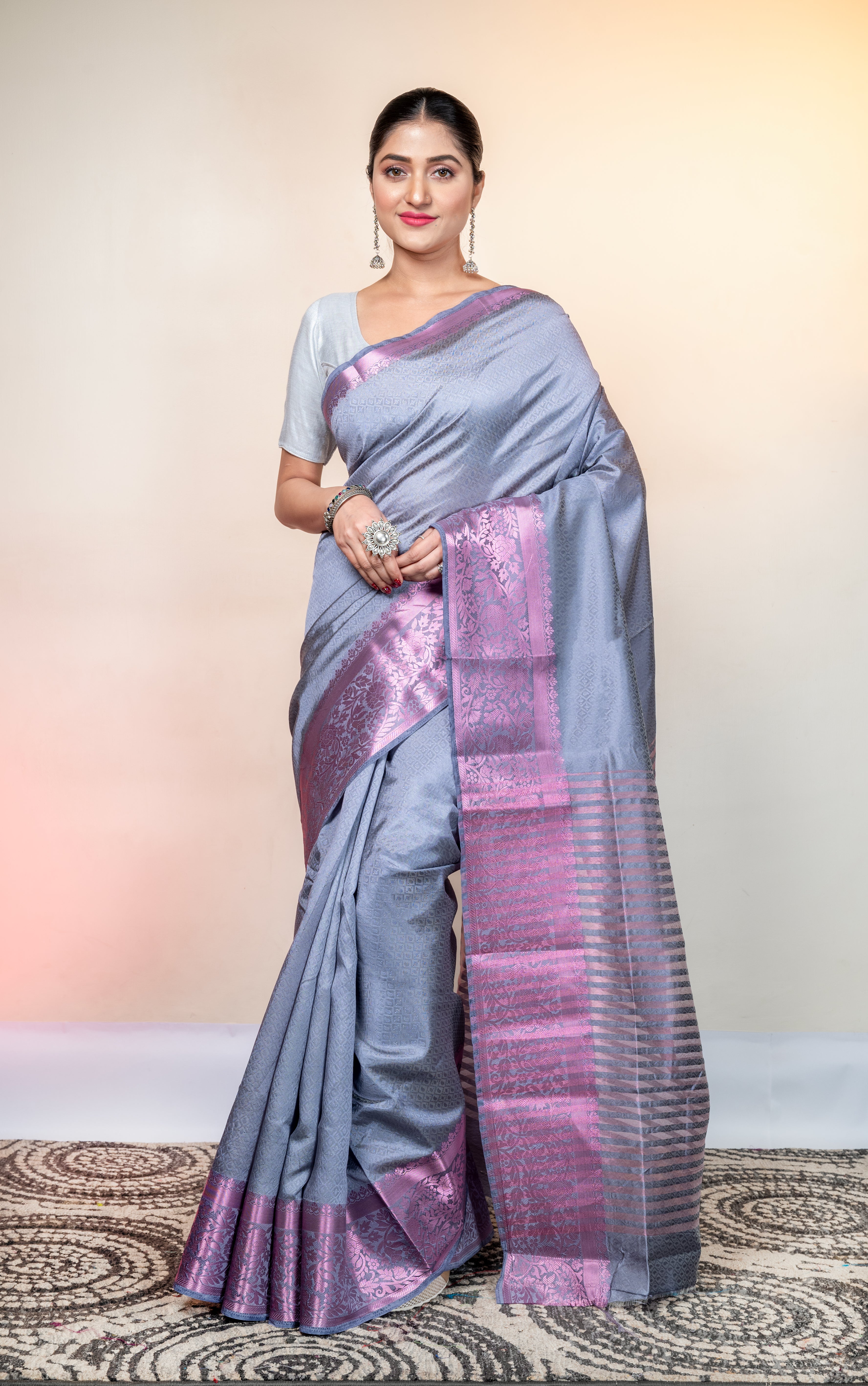 Women's Grey Kanjivaram Soft Silk Saree With Pink Stripe Pallu And Woven Motifs - Aanika