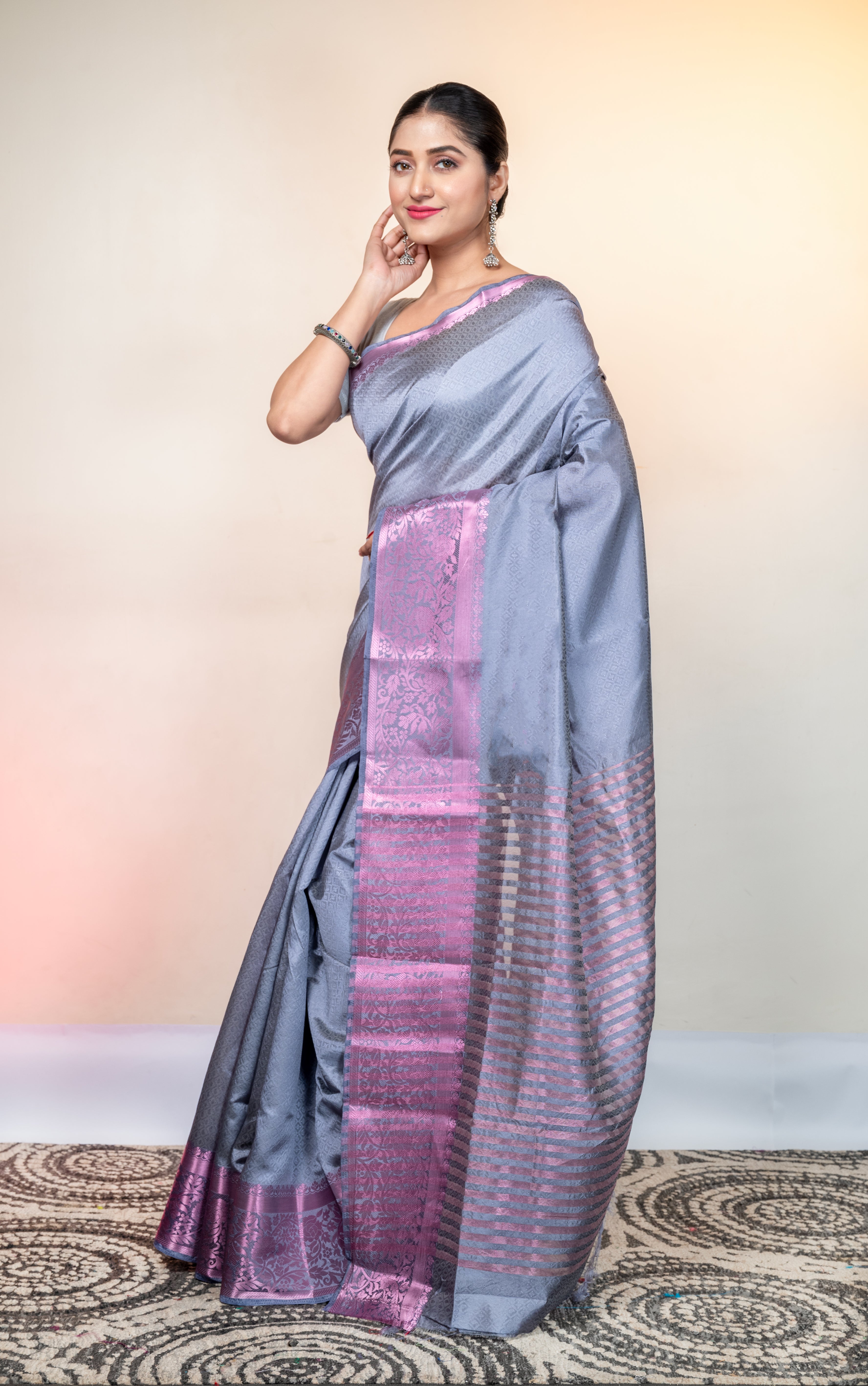 Women's Grey Kanjivaram Soft Silk Saree With Pink Stripe Pallu And Woven Motifs - Aanika