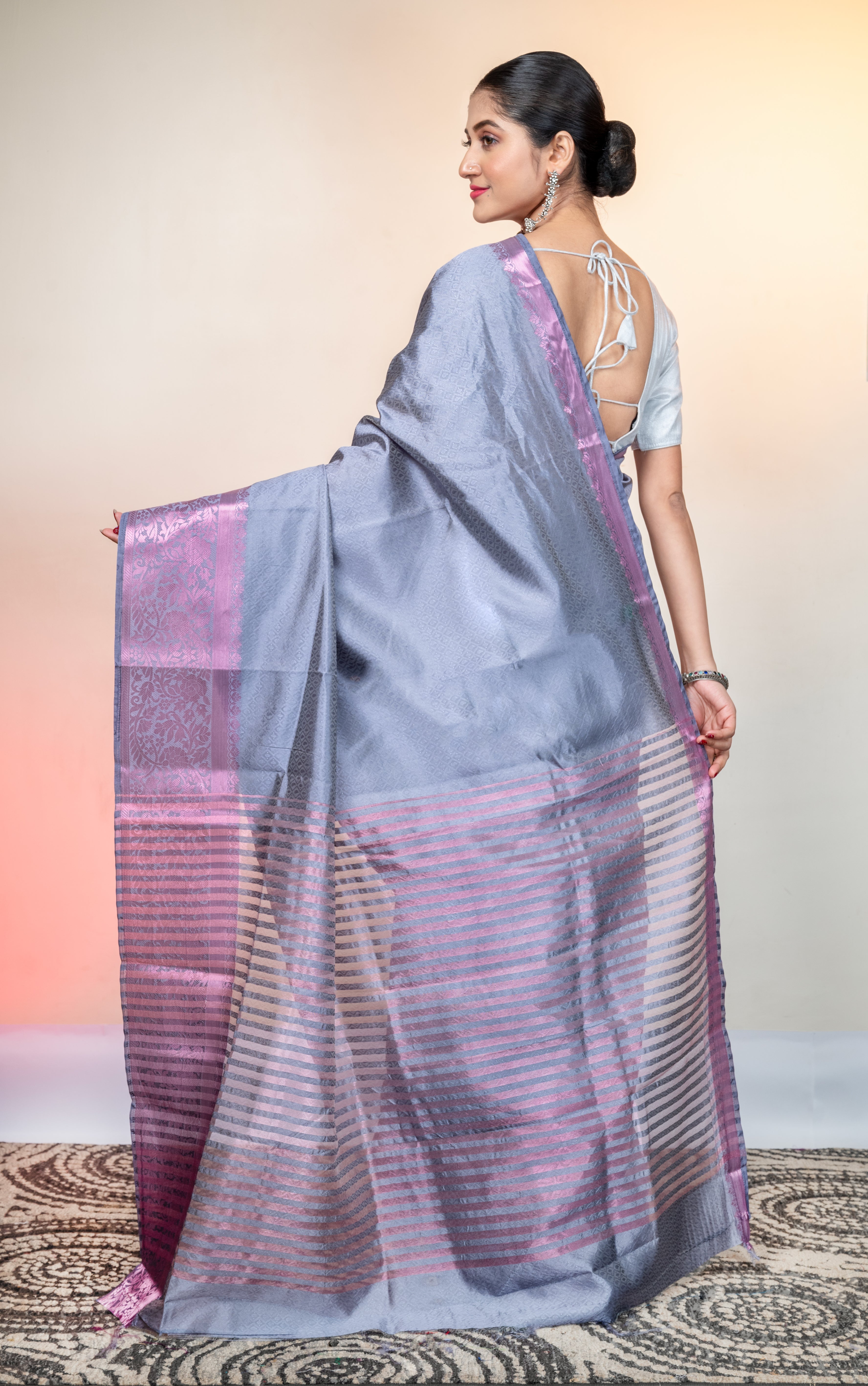 Women's Grey Kanjivaram Soft Silk Saree With Pink Stripe Pallu And Woven Motifs - Aanika