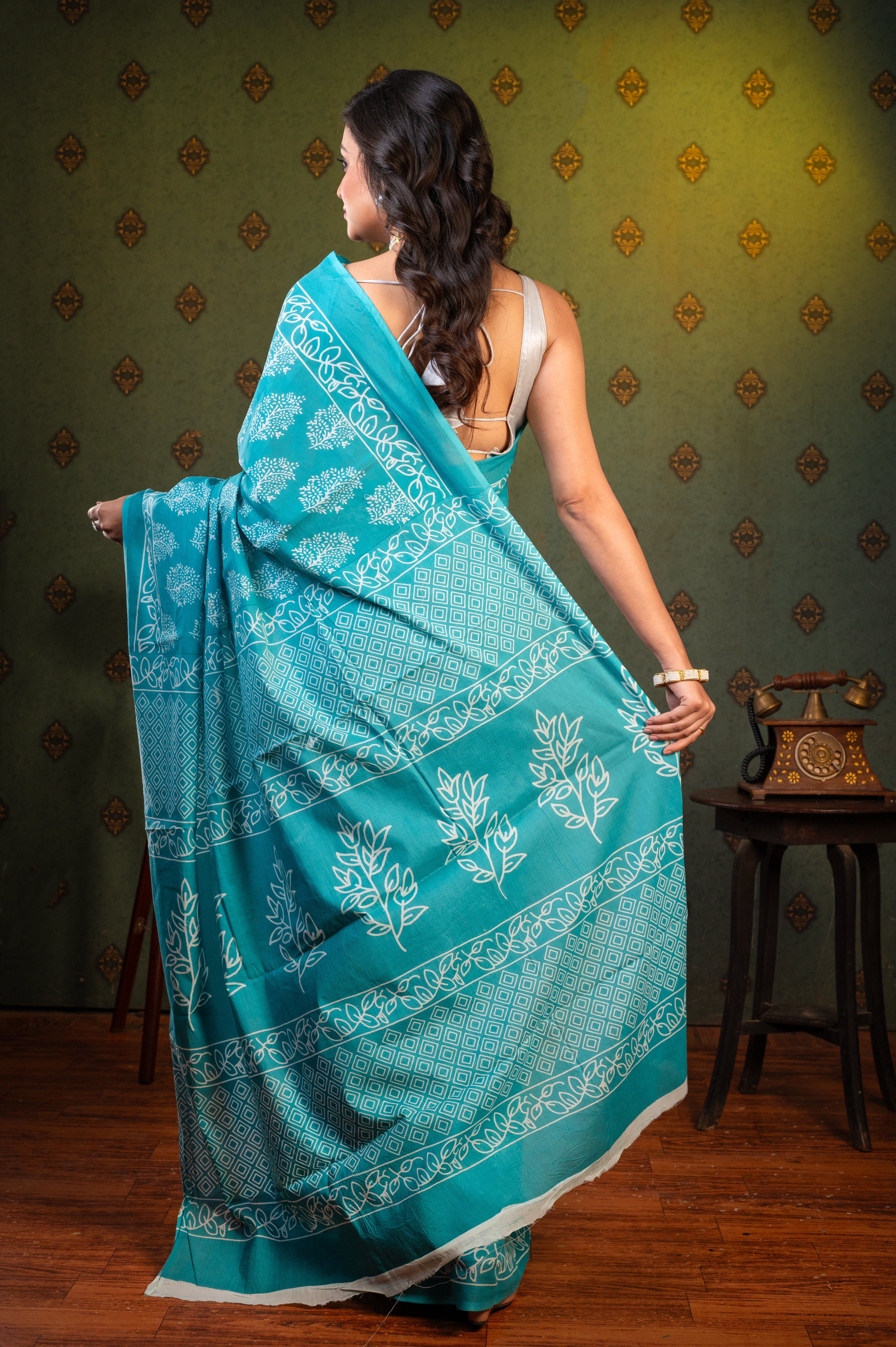 Women's Green Pure Bagru Malmal Cotton Saree With Tree Motifs - Aanika