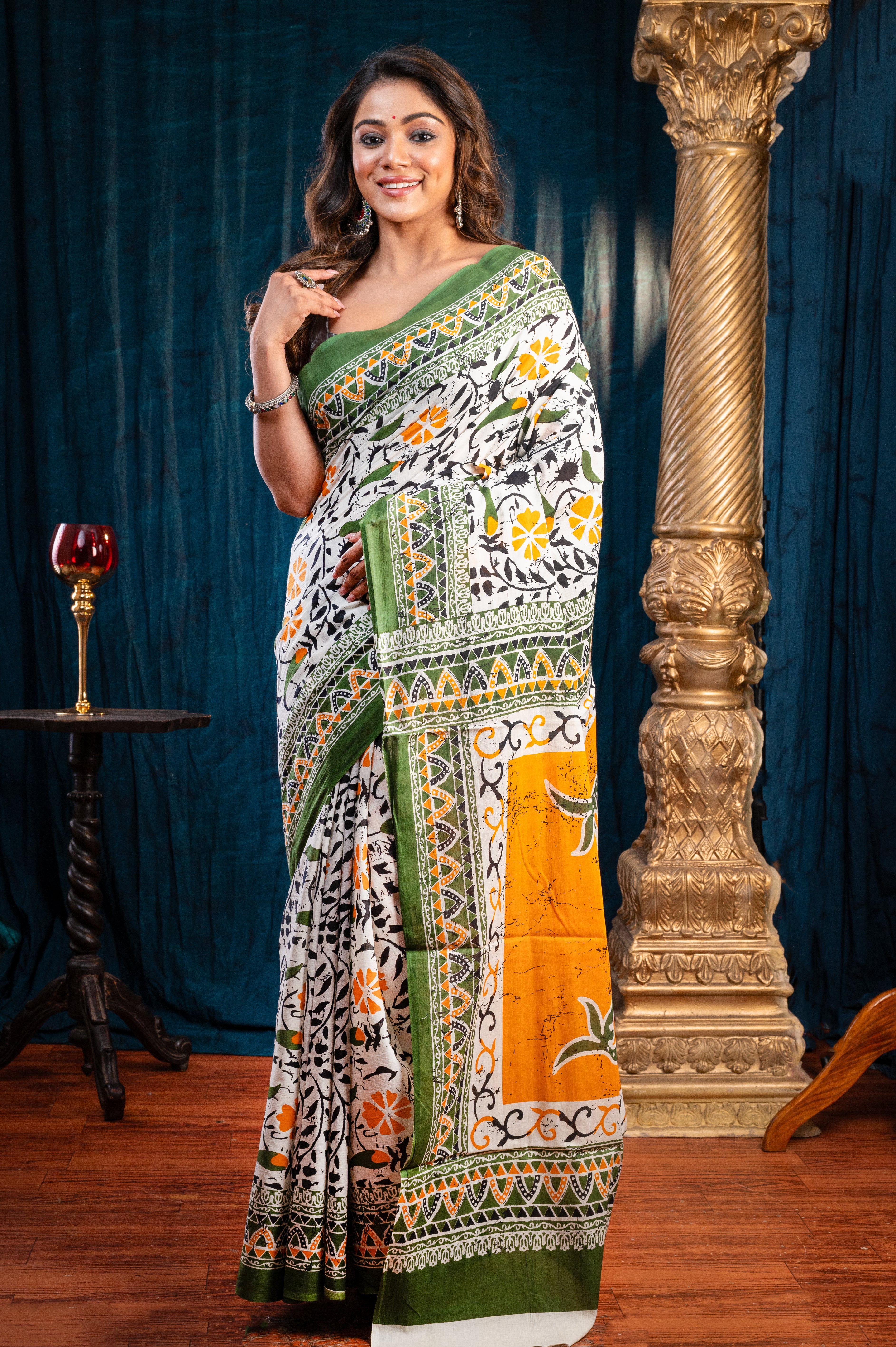 Women's Off-white Pure Bagru Malmal Cotton Saree With Green Jungle Motifs - Aanika