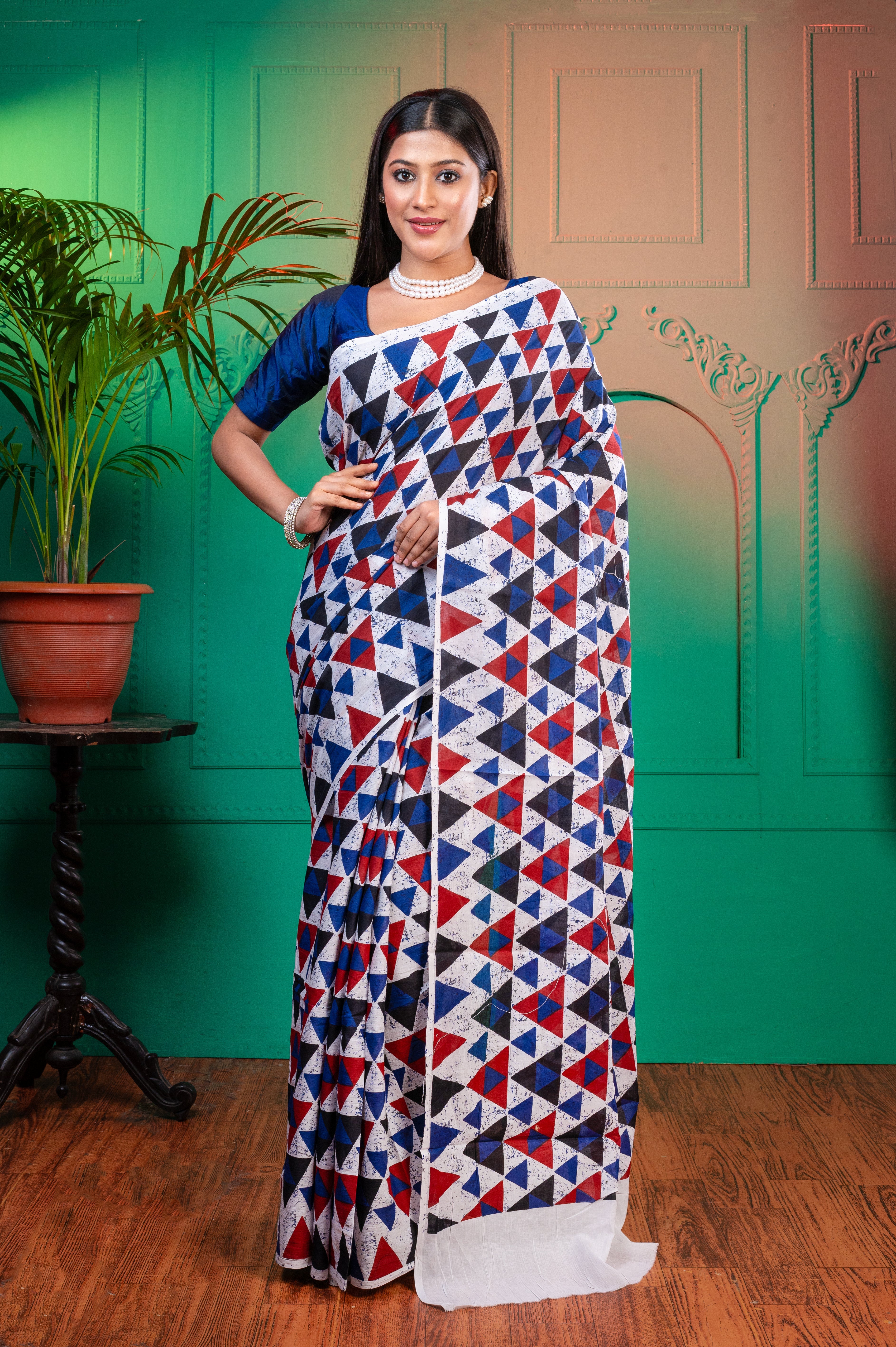 Women's Blue Pure Bagru Malmal Cotton Saree With Red And Blue Triangular Motifs - Aanika