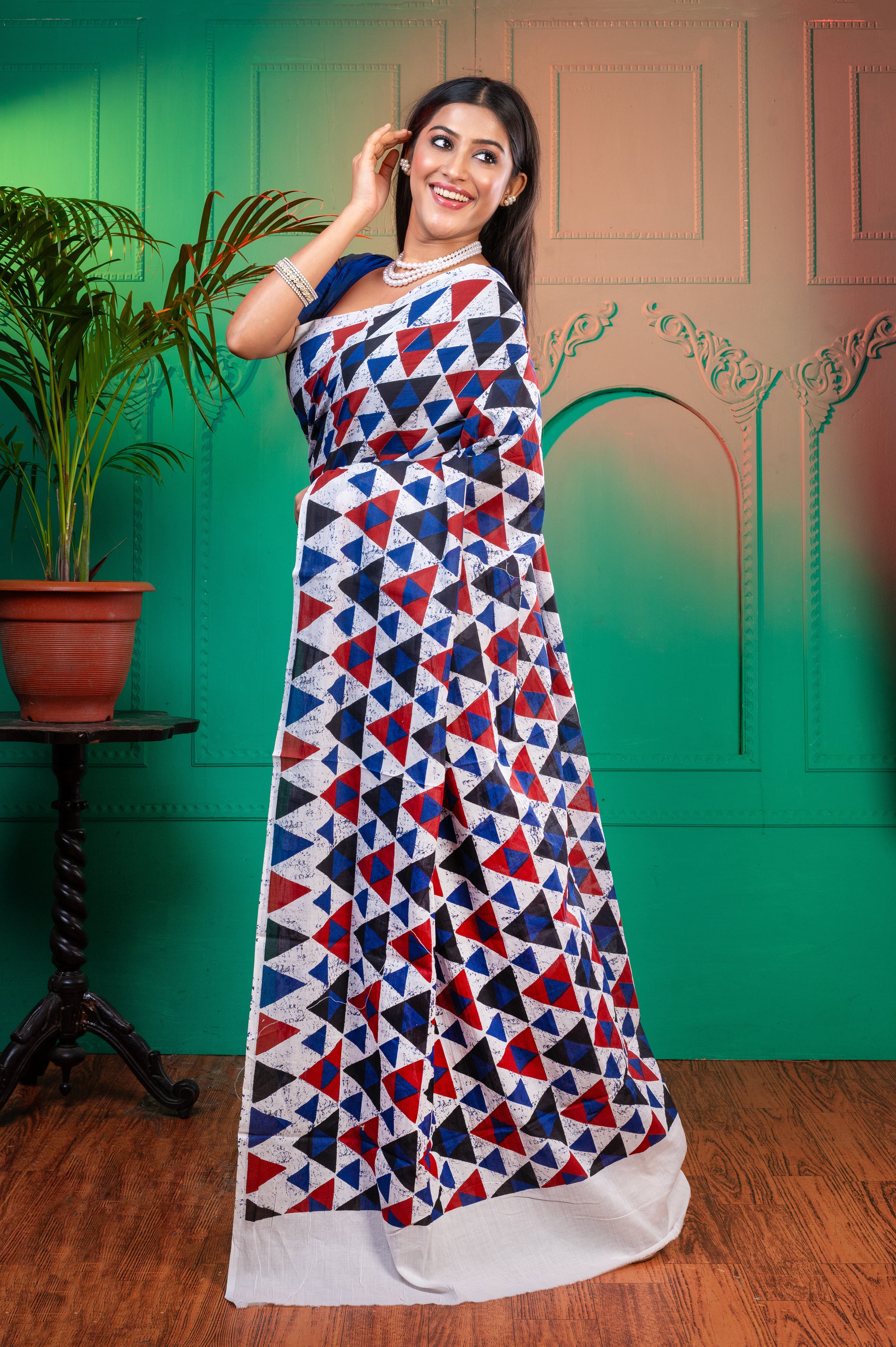 Women's Blue Pure Bagru Malmal Cotton Saree With Red And Blue Triangular Motifs - Aanika