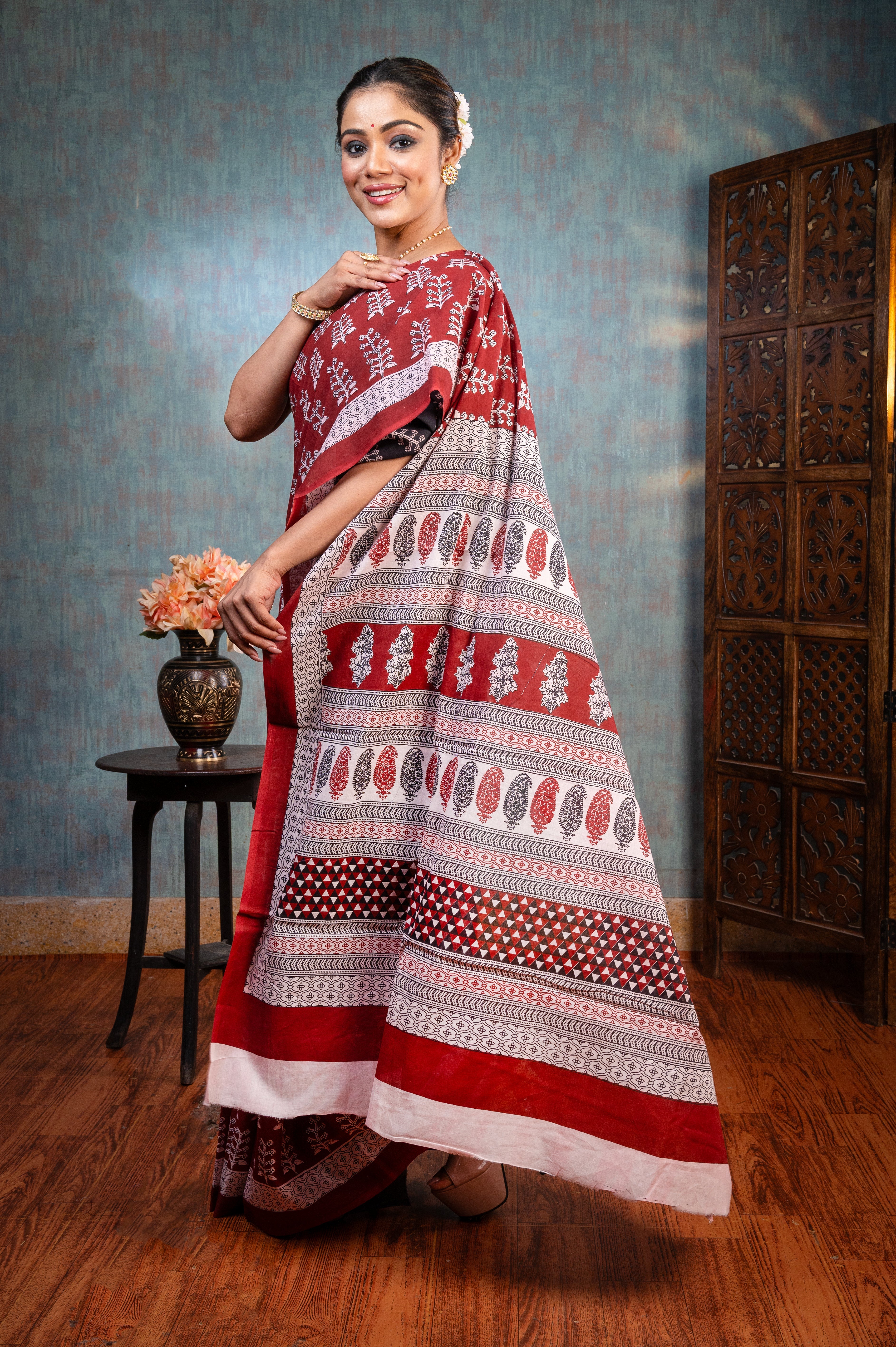 Women's Black And Maroon Pure Bagru Malmal Cotton Saree With Off-white Tree Motifs - Aanika