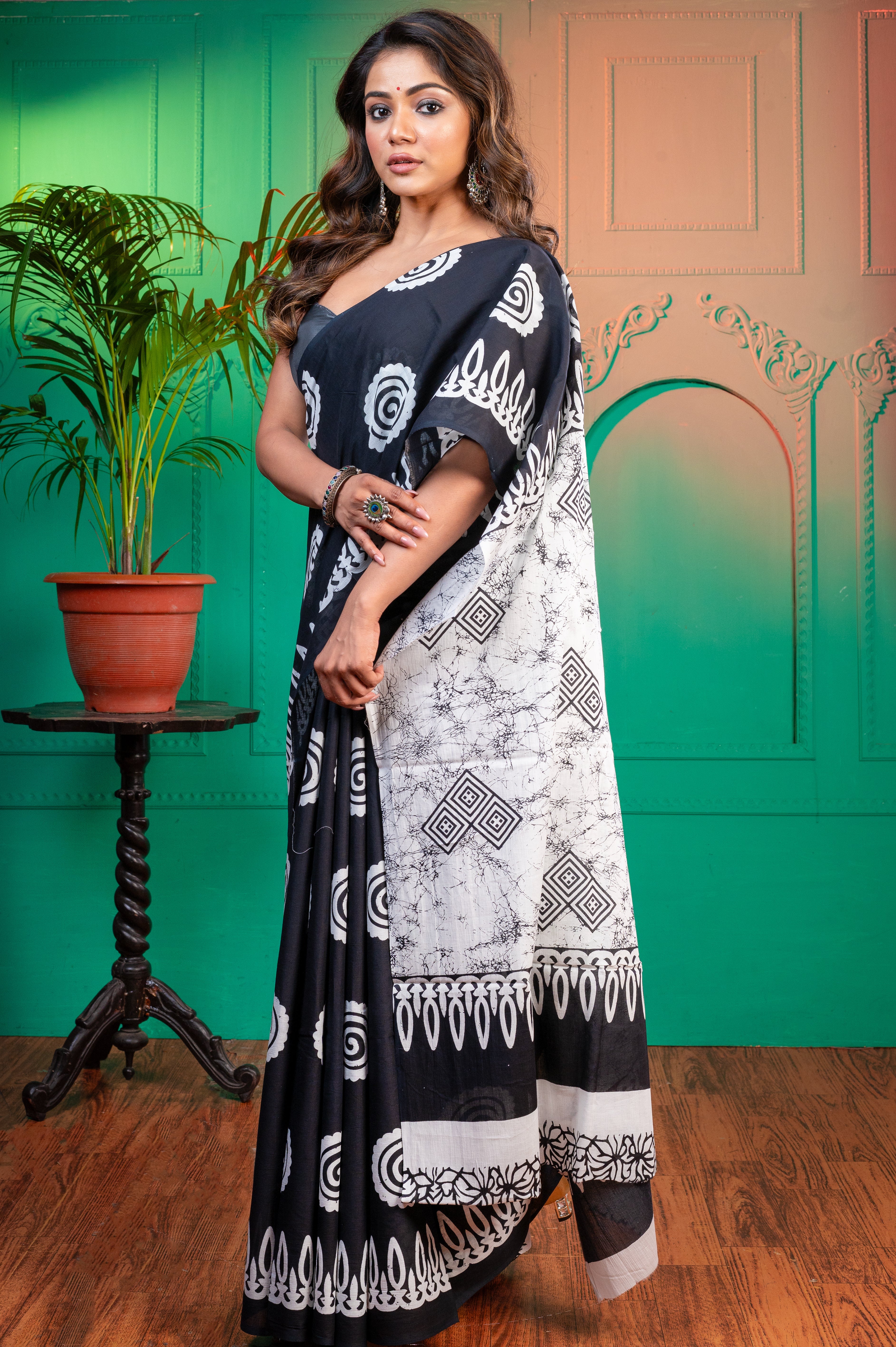 Women's Black Pure Bagru Malmal Cotton Saree With Off-white Chakra Motifs - Aanika