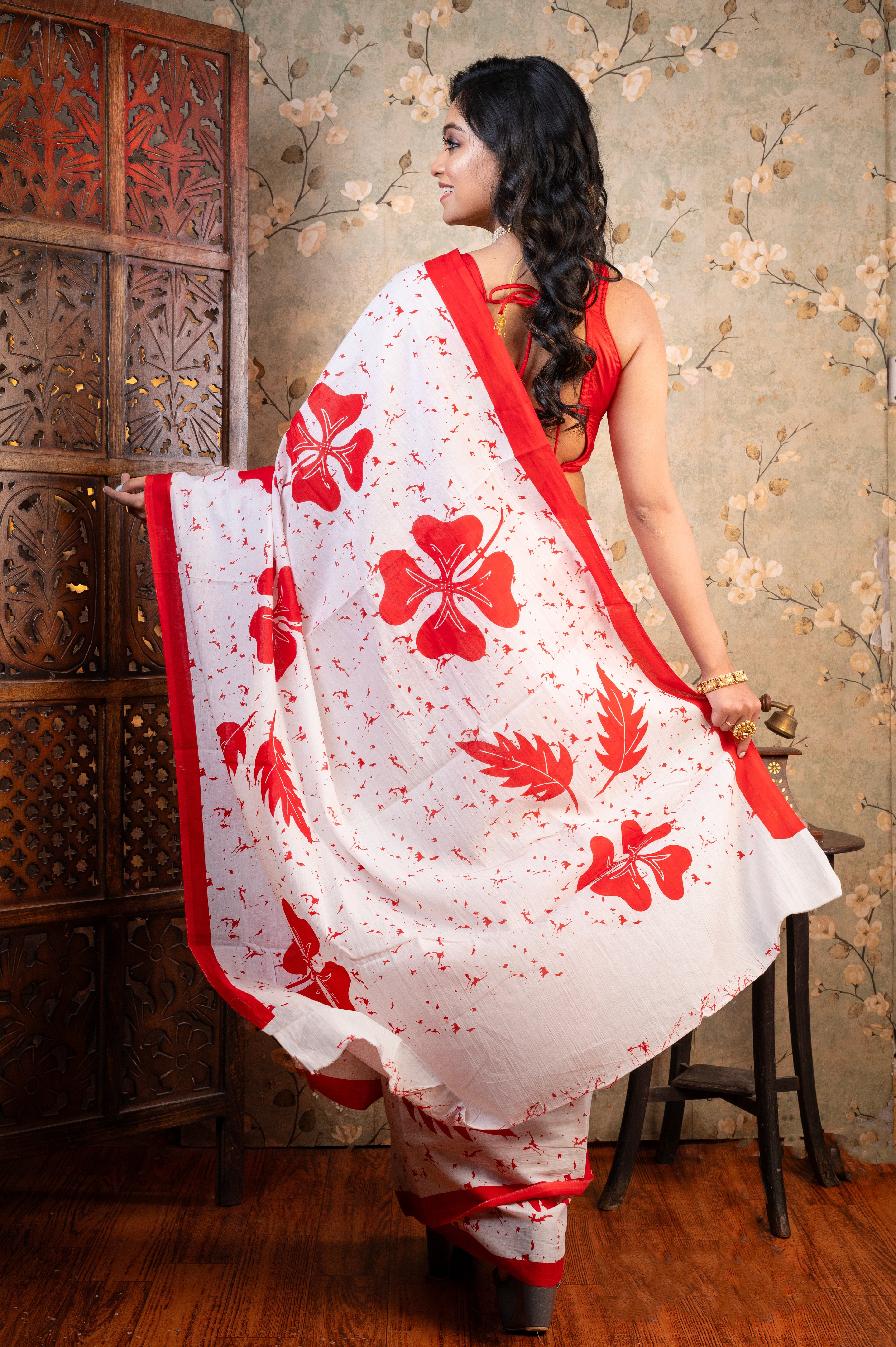 Women's Off-white Pure Bagru Malmal Cotton Saree With Red Flower Print - Aanika