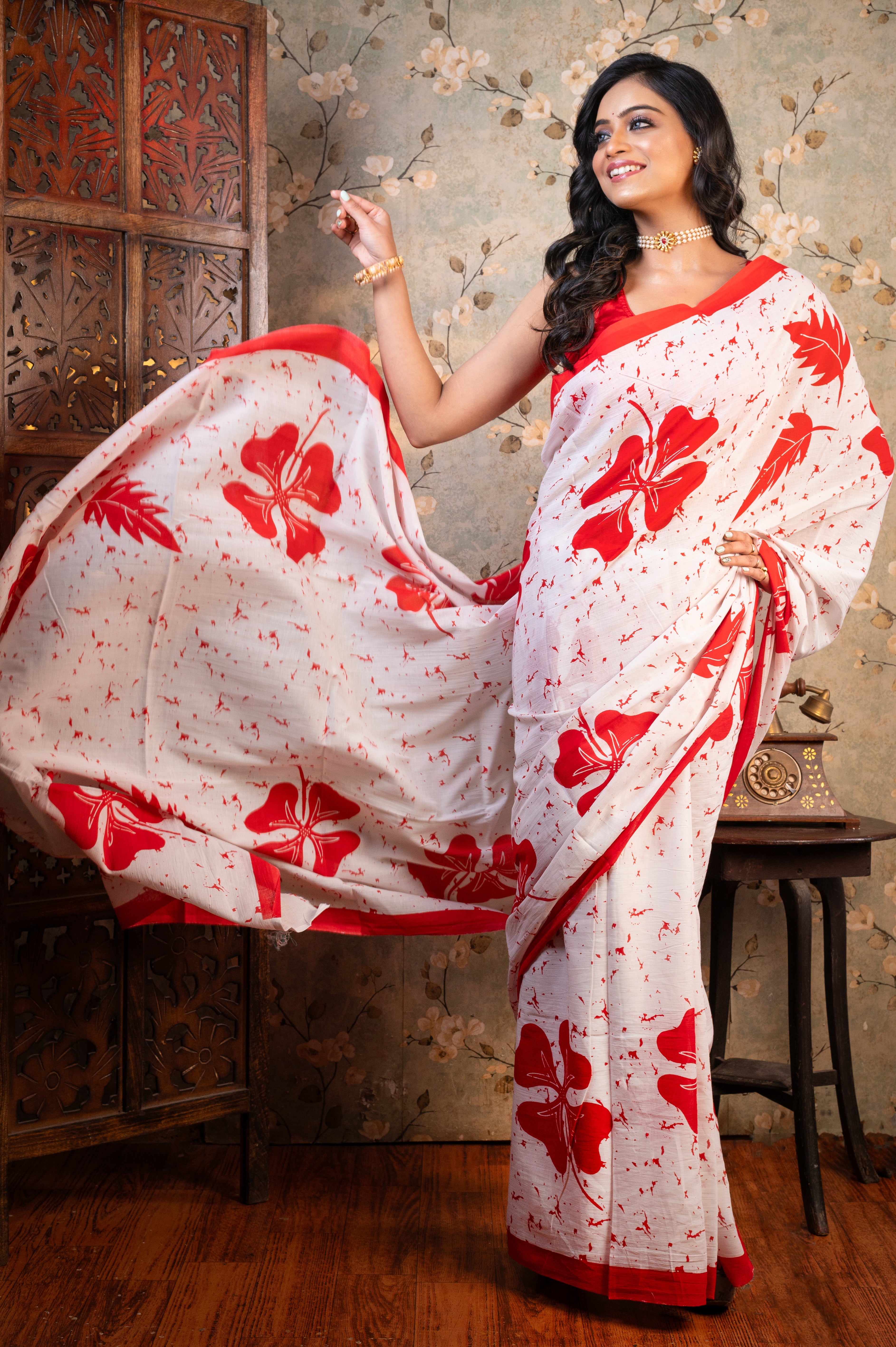 Women's Off-white Pure Bagru Malmal Cotton Saree With Red Flower Print - Aanika