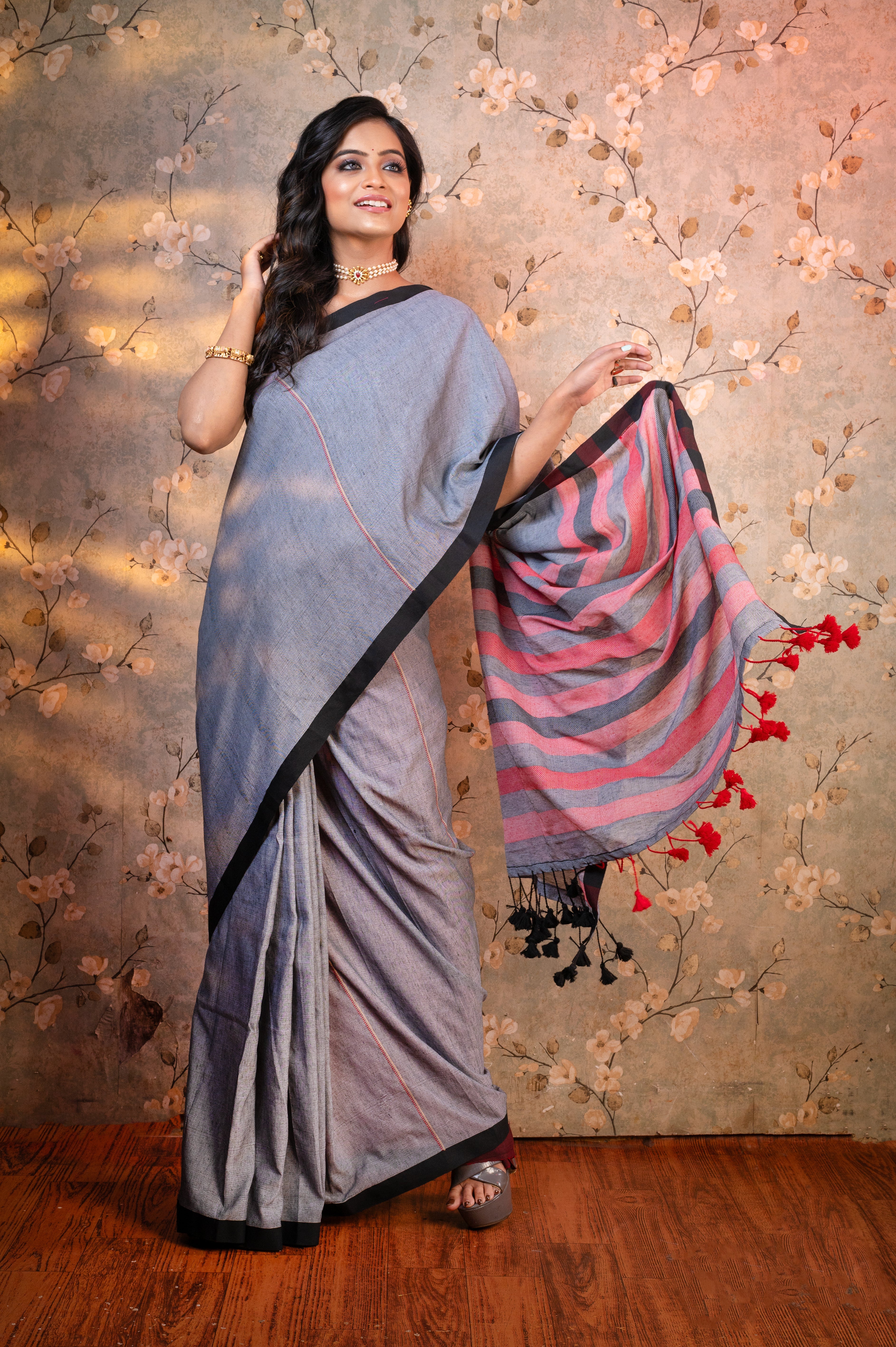 Women's Grey Handloom Cotton Saree With Multicolor Pallu - Aanika