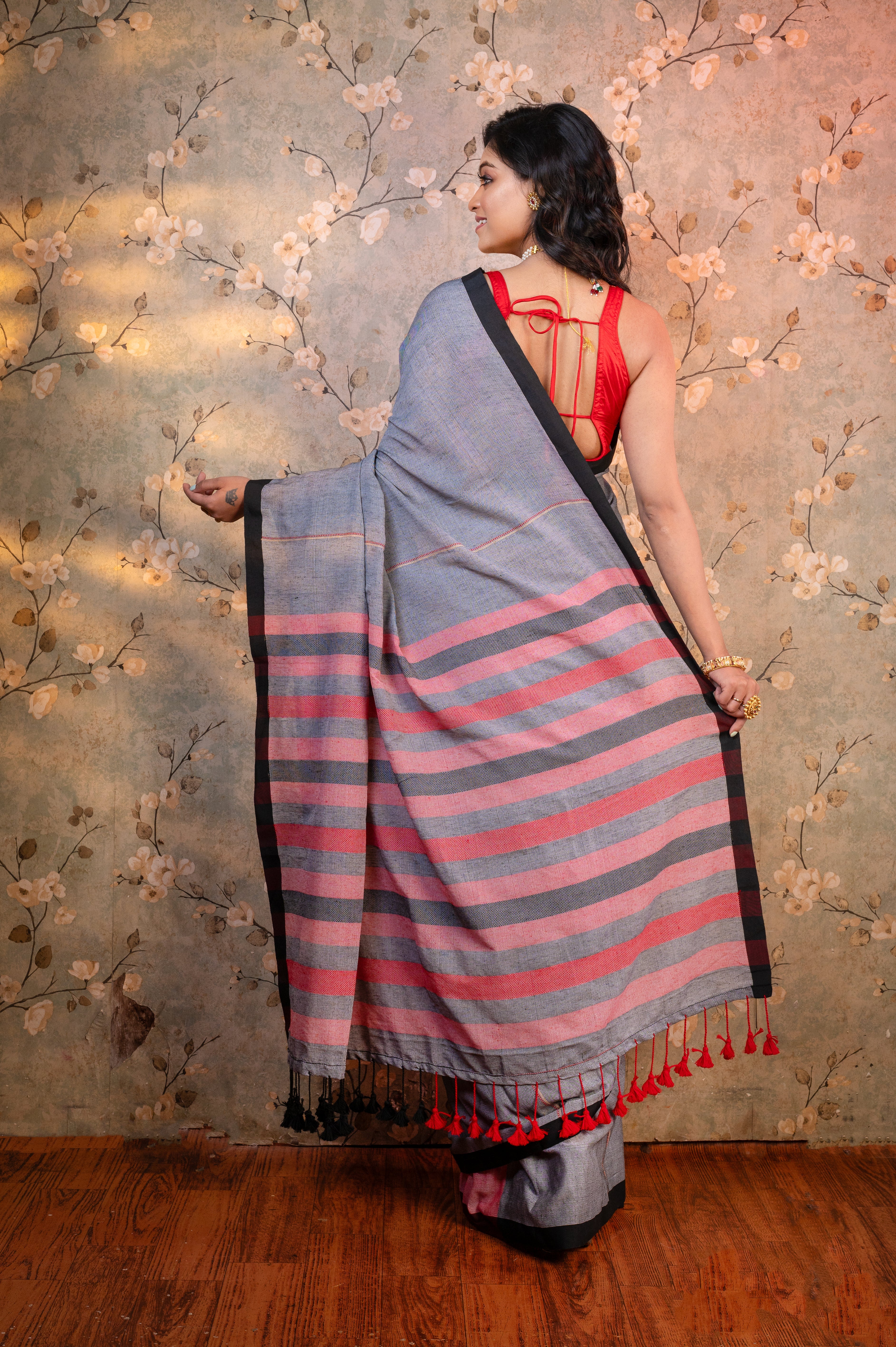 Women's Grey Handloom Cotton Saree With Multicolor Pallu - Aanika