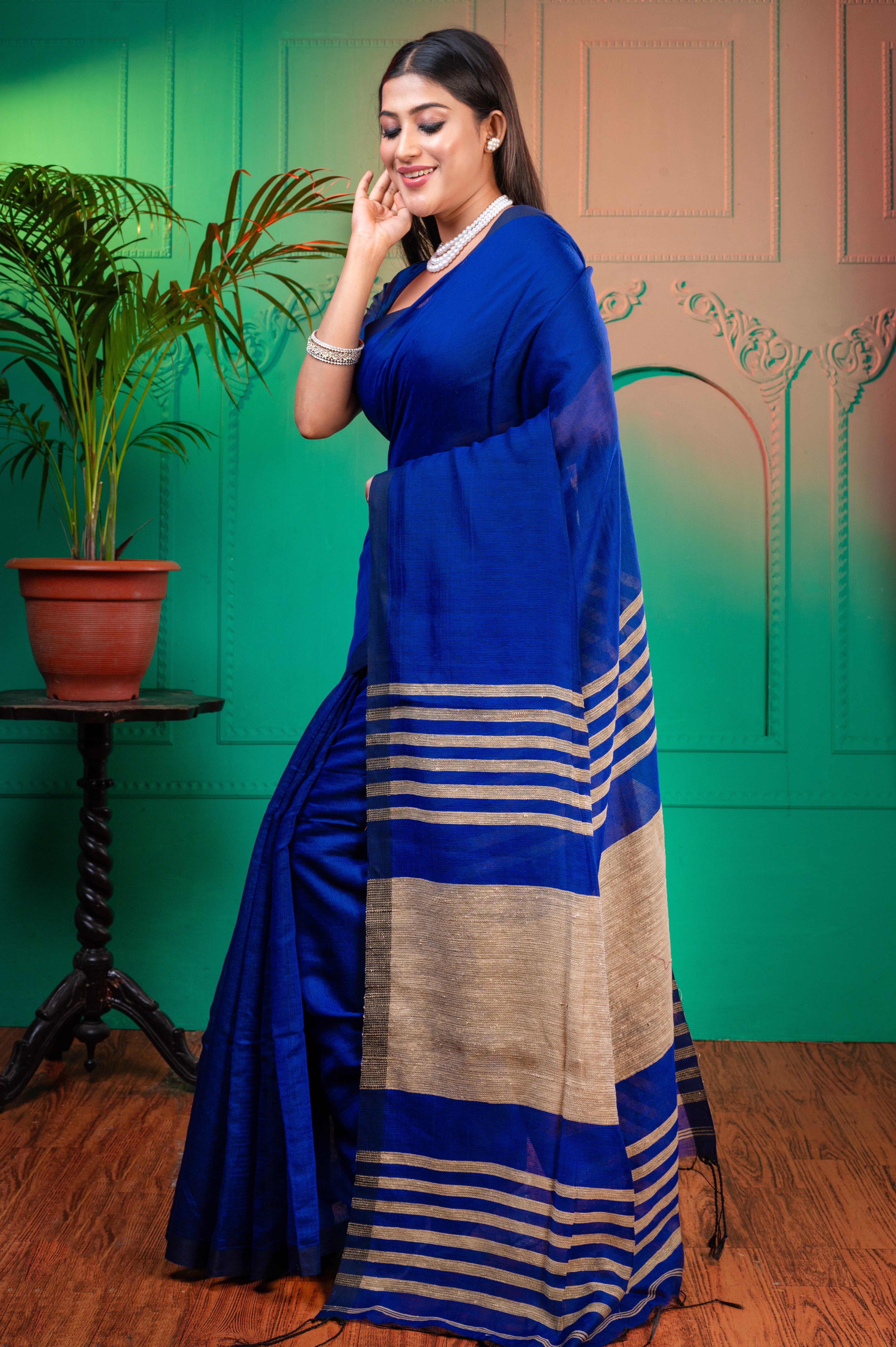 Women's Blue Handloom Cotton Saree With Gheecha Pallu - Boveee